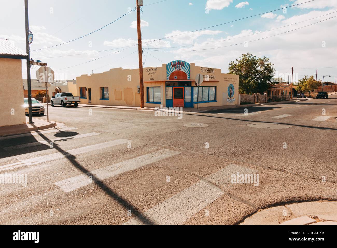 L'avant du Sunshine Grocery & Grill, bâtiment de style adobe, au cours d'un après-midi ensoleillé dans le quartier historique de Mesquite, Las Cruces, Nouveau-Mexique, États-Unis Banque D'Images