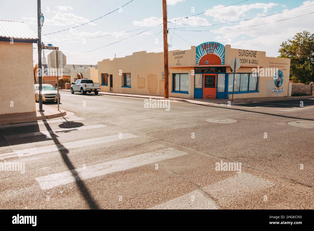 L'avant du Sunshine Grocery & Grill, bâtiment de style adobe, au cours d'un après-midi ensoleillé dans le quartier historique de Mesquite, Las Cruces, Nouveau-Mexique, États-Unis Banque D'Images