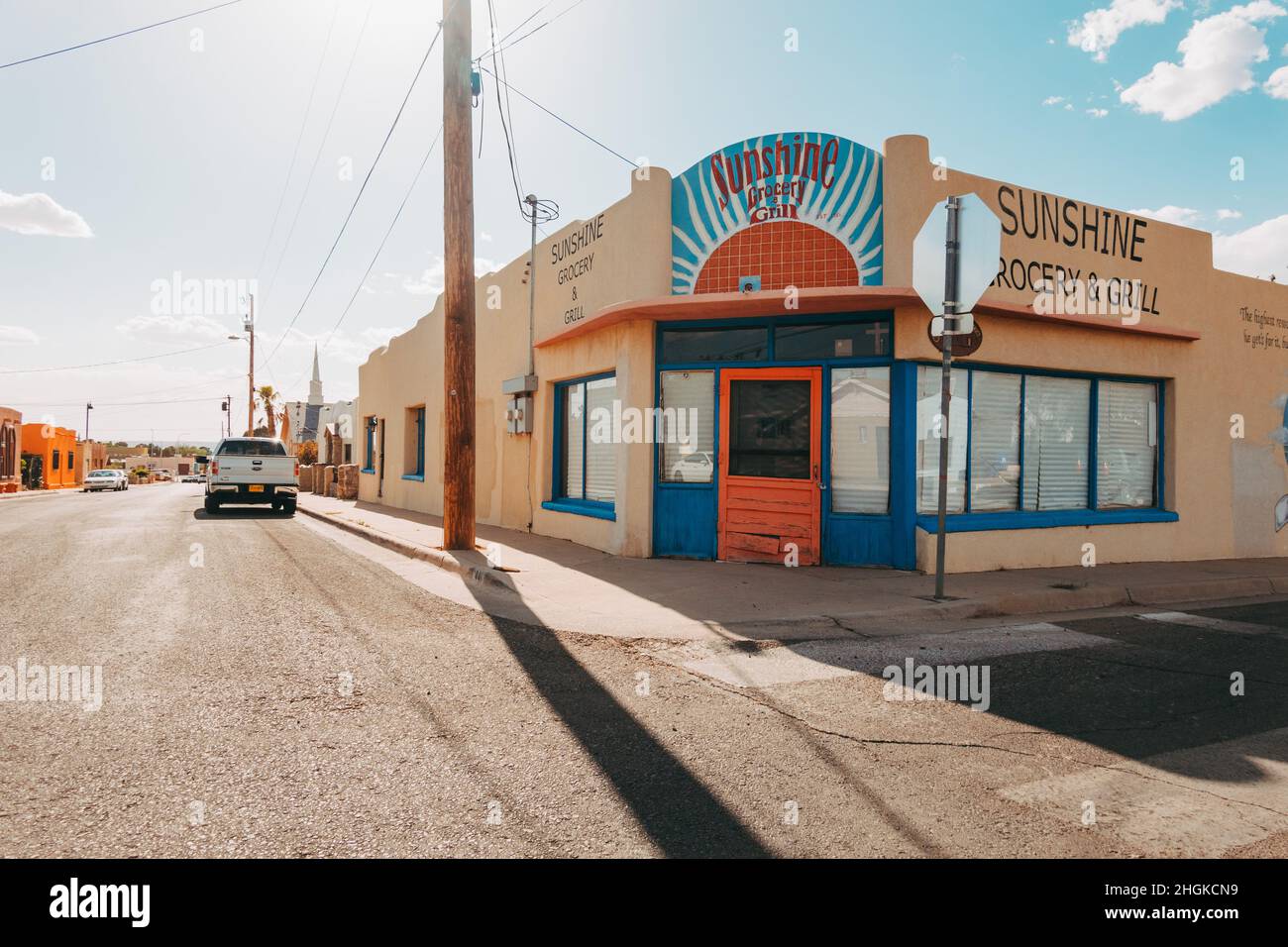 L'avant du Sunshine Grocery & Grill, bâtiment de style adobe, au cours d'un après-midi ensoleillé dans le quartier historique de Mesquite, Las Cruces, Nouveau-Mexique, États-Unis Banque D'Images