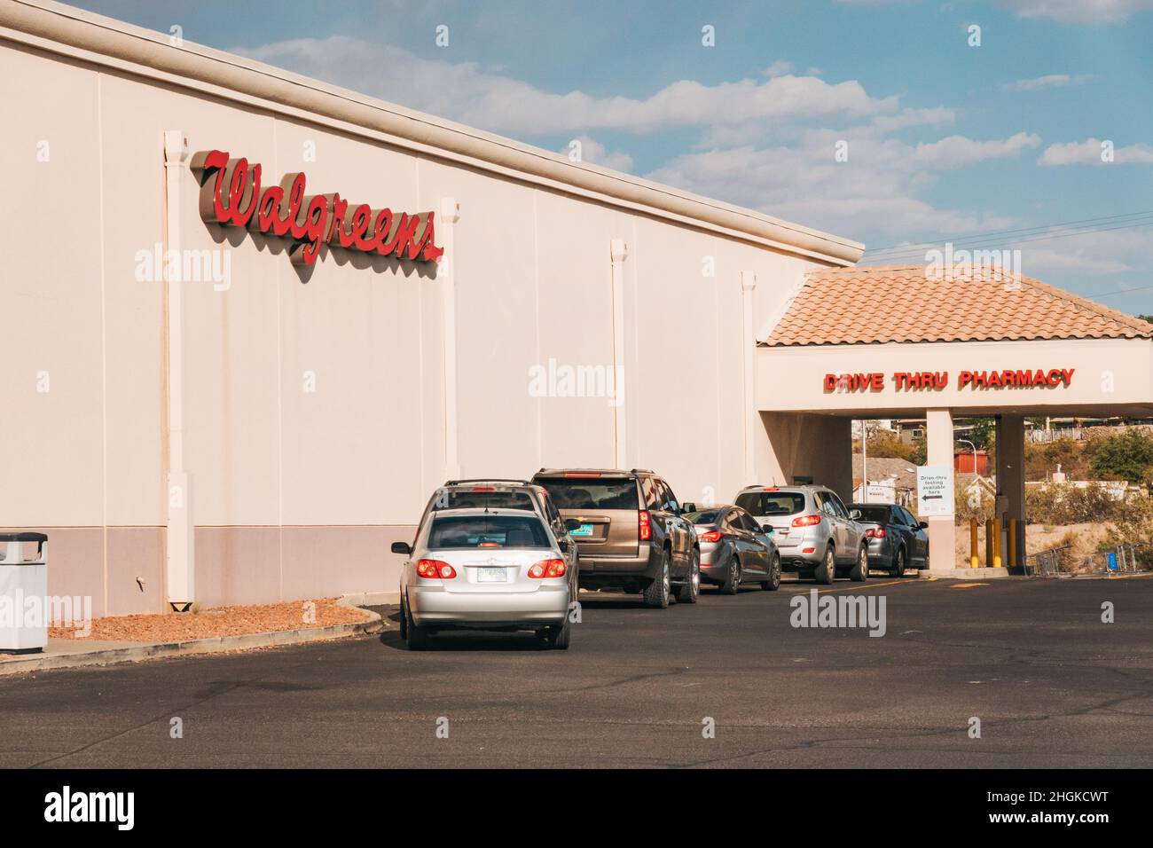 Les véhicules sont mis en file d'attente à un drive de Walgreens par la pharmacie de Las Cruces, au Nouveau-Mexique, aux États-Unis Banque D'Images
