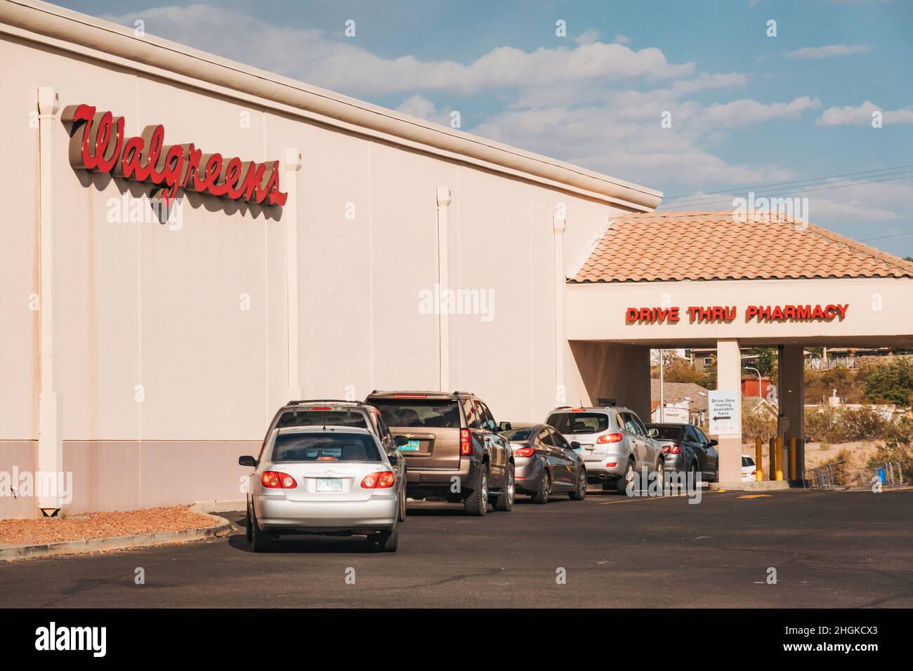 Les véhicules sont mis en file d'attente à un drive de Walgreens par la pharmacie de Las Cruces, au Nouveau-Mexique, aux États-Unis Banque D'Images