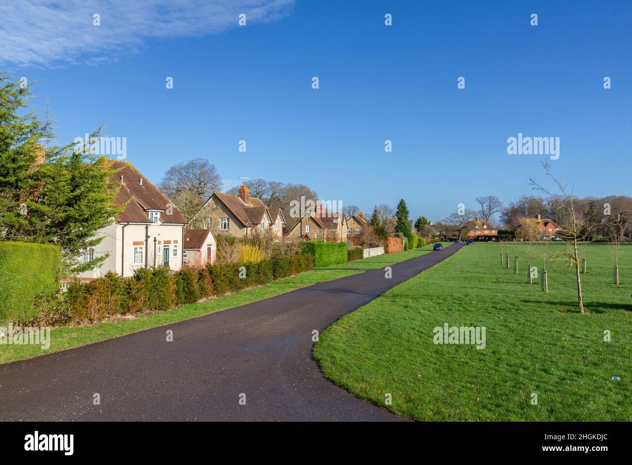 Vue générale sur les bungalows dans une partie du village de Windsor Great Park, Windsor, Berkshire, Royaume-Uni. Banque D'Images