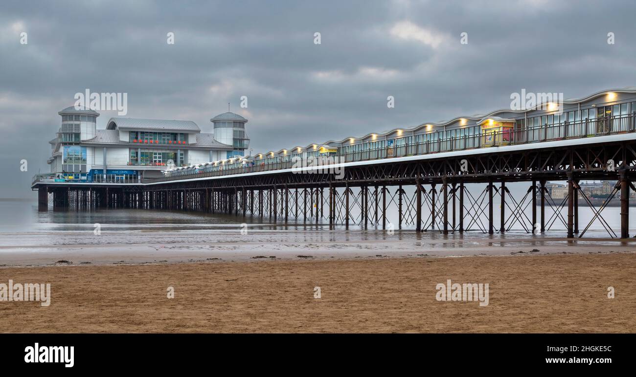 Le Grand Pier sur la plage à Western-super-Mare dans le nord du Somerset, Angleterre Royaume-Uni Banque D'Images