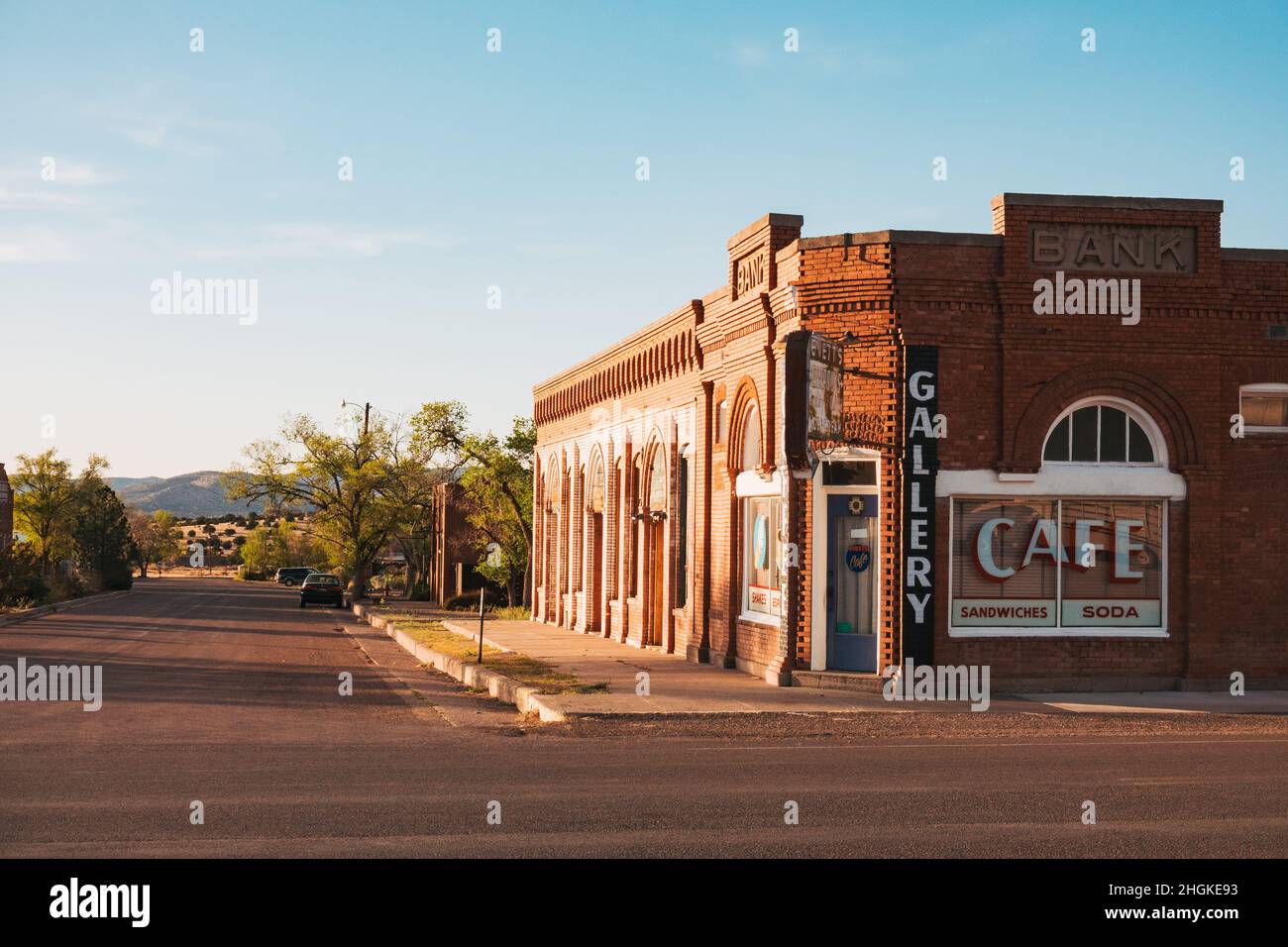 La banque historique de Magdalena, construite en 1913 dans le style Panel Brick, est aujourd'hui un café et une galerie d'art dans la ville de Magdalena, Nouveau-Mexique, Etats-Unis Banque D'Images