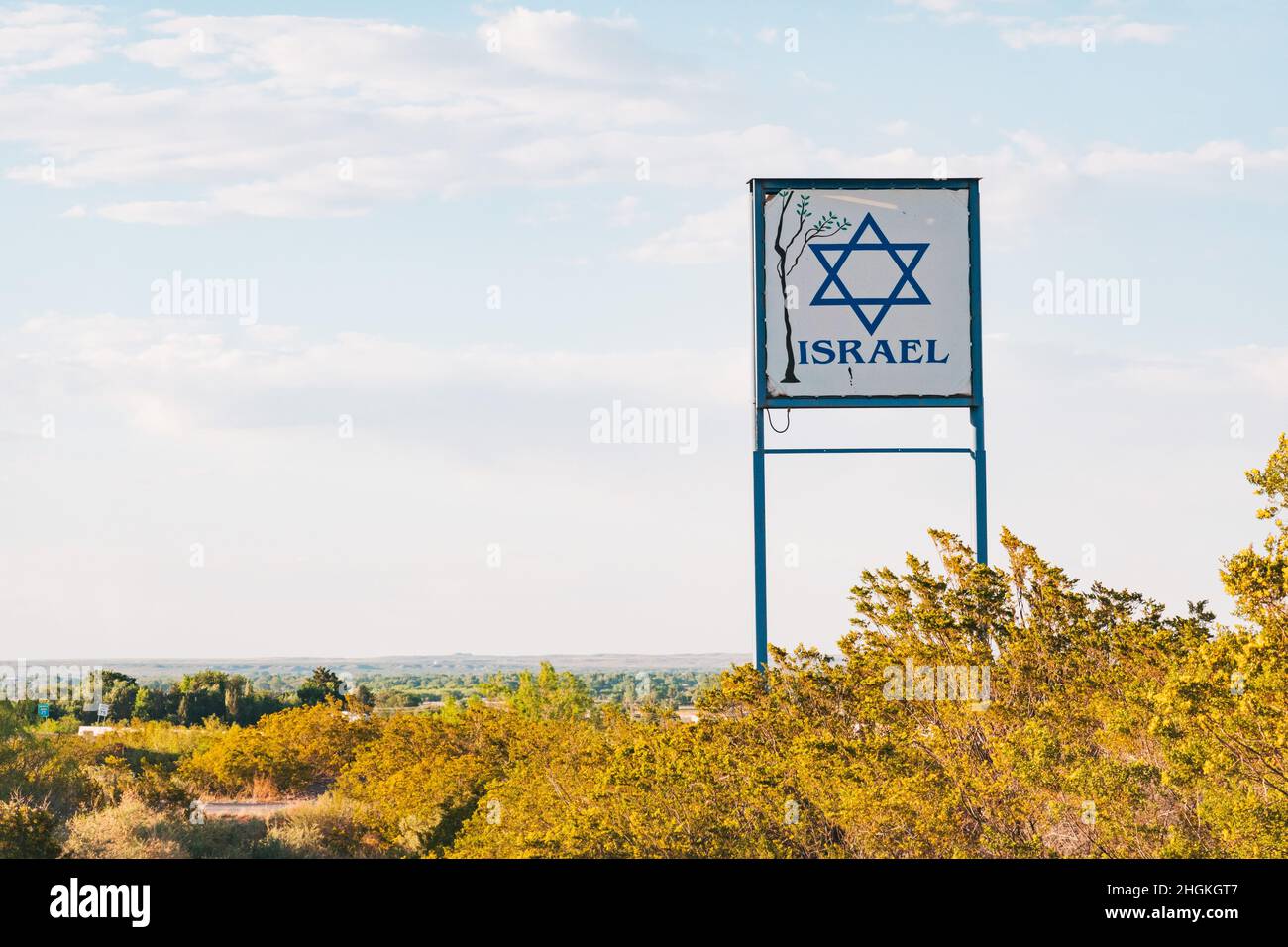 Un grand panneau sur le côté d'une autoroute au Nouveau-Mexique, représentant simplement le mot « Israël » et l'étoile de David Banque D'Images