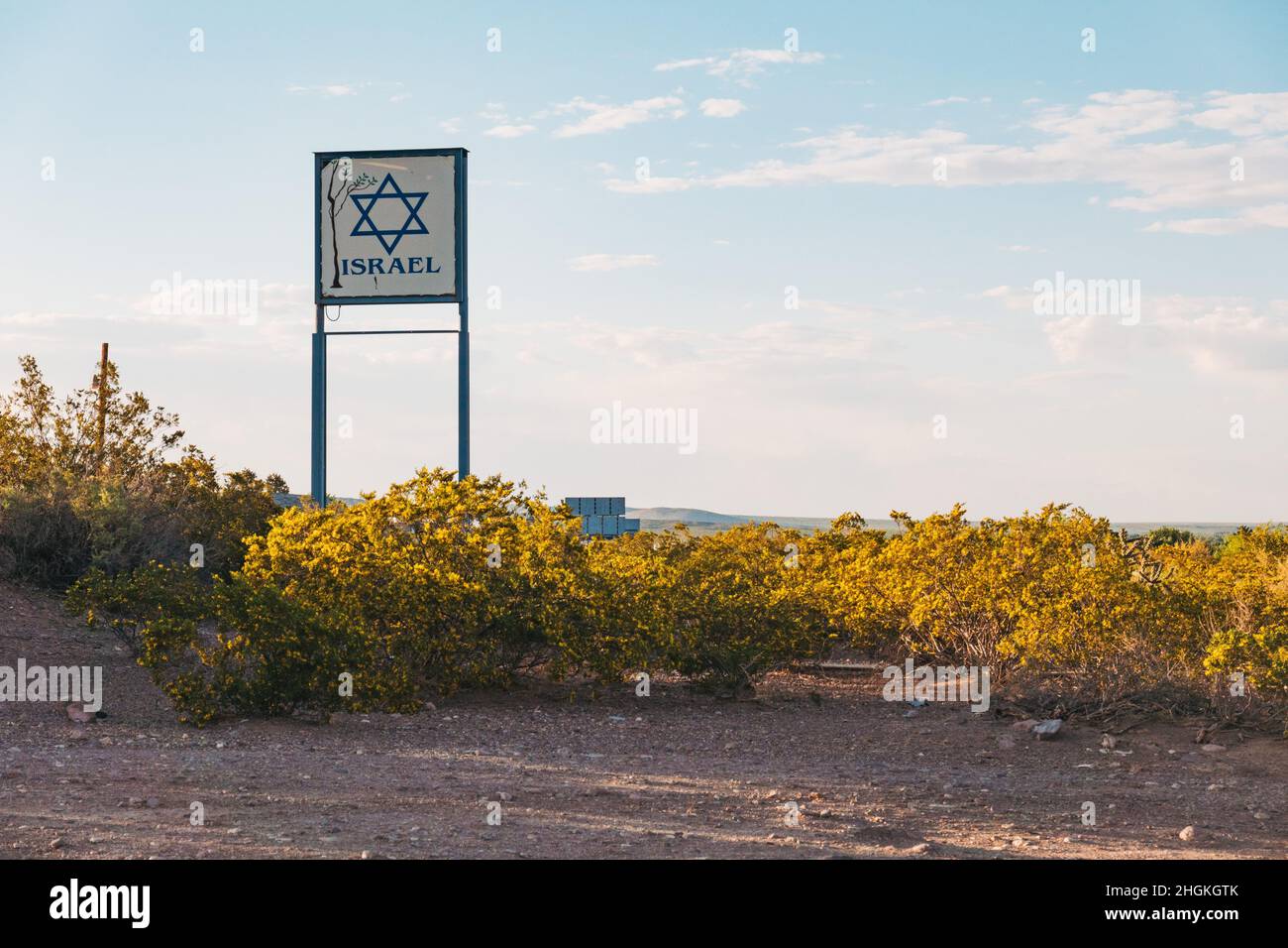 Un grand panneau sur le côté d'une autoroute au Nouveau-Mexique, représentant simplement le mot « Israël » et l'étoile de David Banque D'Images
