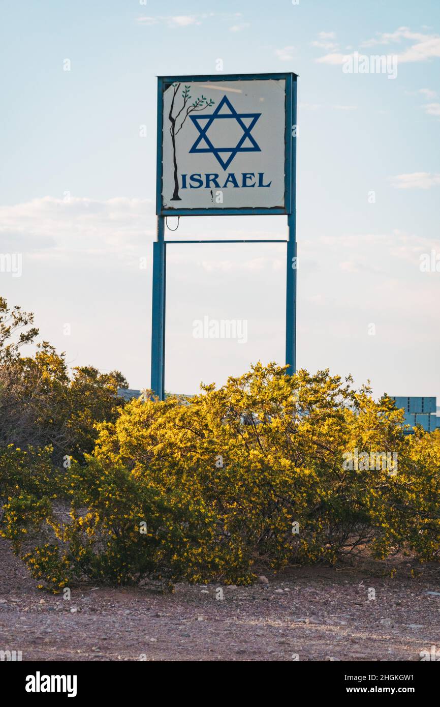 Un grand panneau sur le côté d'une autoroute au Nouveau-Mexique, représentant simplement le mot « Israël » et l'étoile de David Banque D'Images