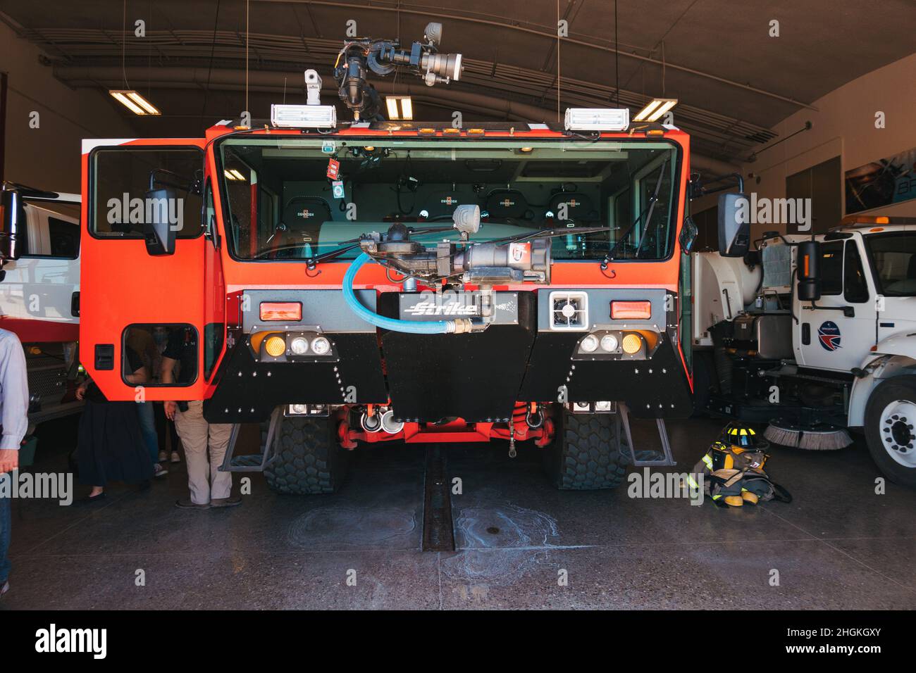 Un appareil d'incendie 6x6 de buteur Oshkosk est prêt dans son garage à Spaceport America, Nouveau-Mexique, Etats-Unis Banque D'Images