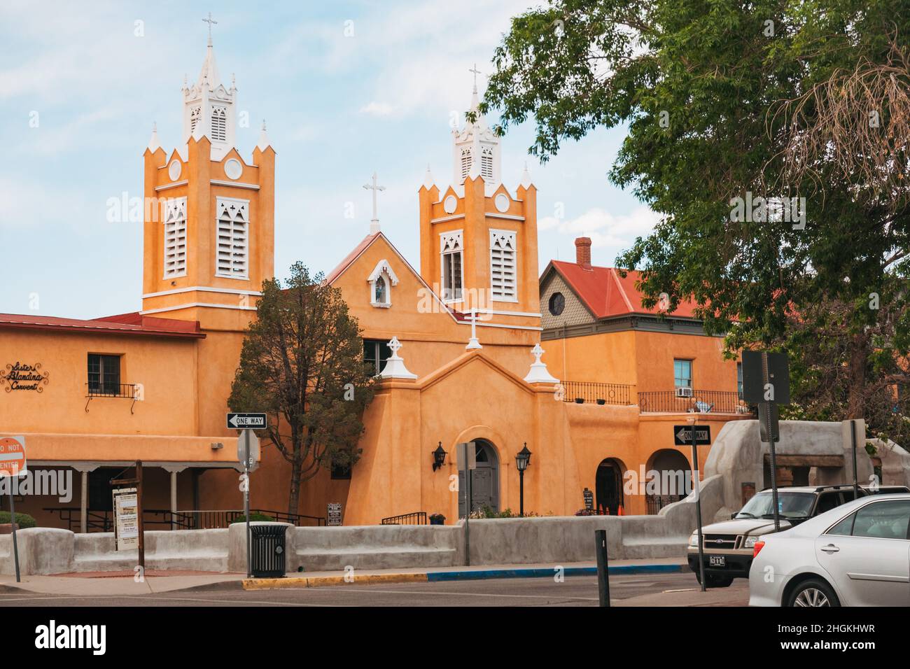 L'église de San Felipe de Neri, au style adobe, dans la vieille ville d'Albuquerque, Nouveau-Mexique. L'un des plus anciens bâtiments de la ville, reconstruit en 1793. Banque D'Images