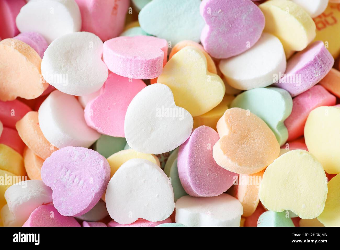 Pile colorée de cœurs de bonbons pastel pour la Saint-Valentin. Banque D'Images