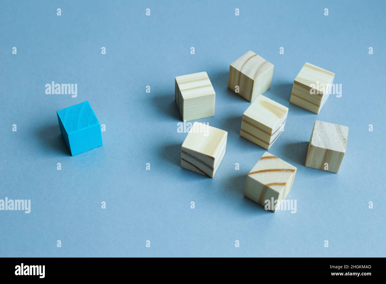 Groupe de blocs de bois et un bloc différent.Opinion, direction, idée, concept d'innovation différents Banque D'Images