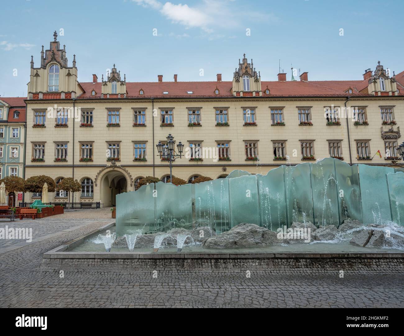 Nouvel hôtel de ville et fontaine Zdroj sur la place du marché - Wroclaw, Pologne Banque D'Images