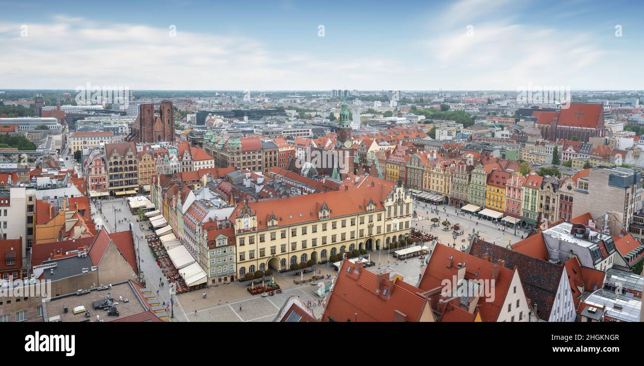 Vue panoramique aérienne de la place du marché avec la nouvelle et la vieille mairie et l'église Sainte-Marie-Madeleine - Wroclaw, Pologne Banque D'Images