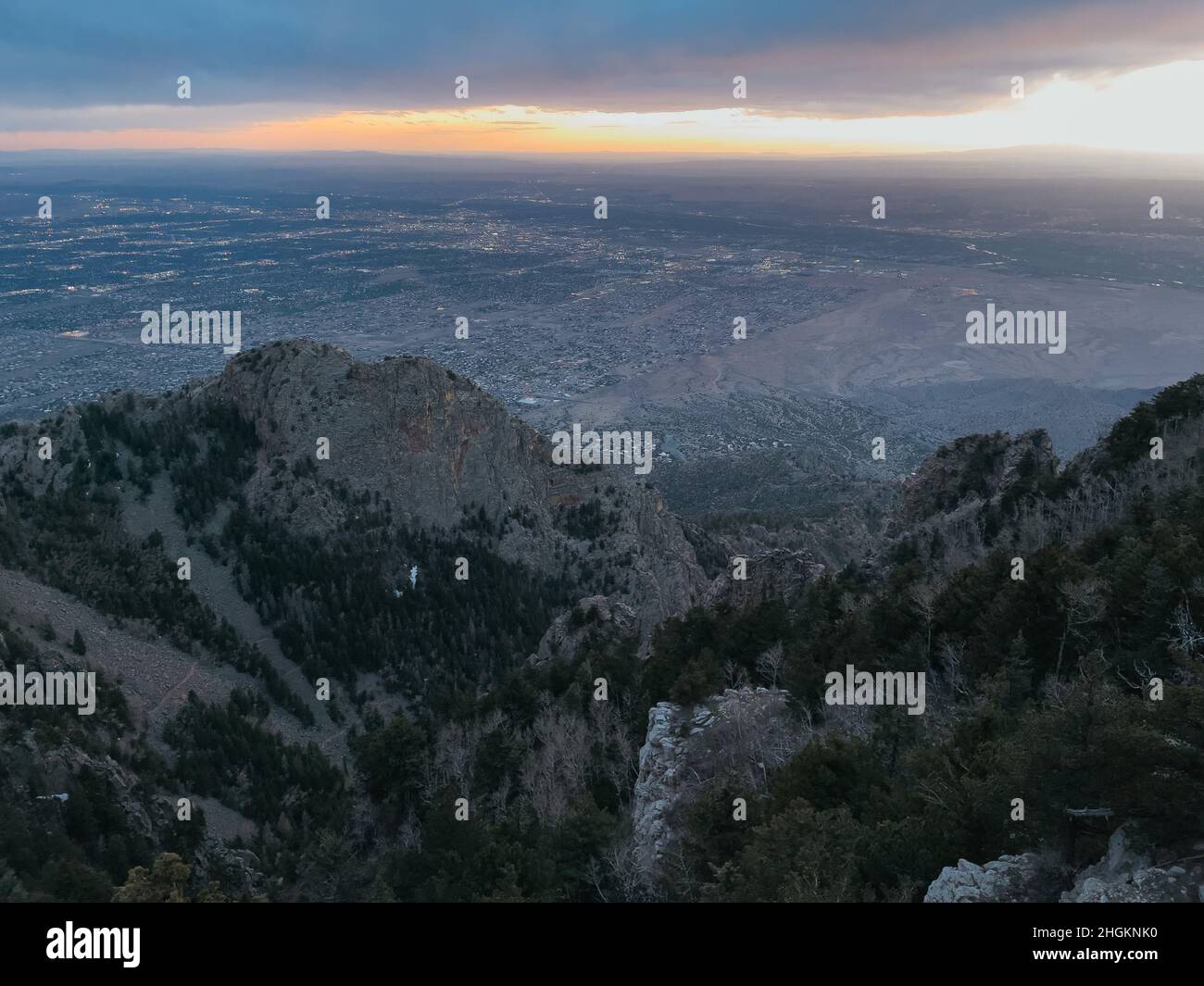 La ville d'Albuquerque vue au coucher du soleil depuis les montagnes Sandia, Nouveau-Mexique, États-Unis Banque D'Images