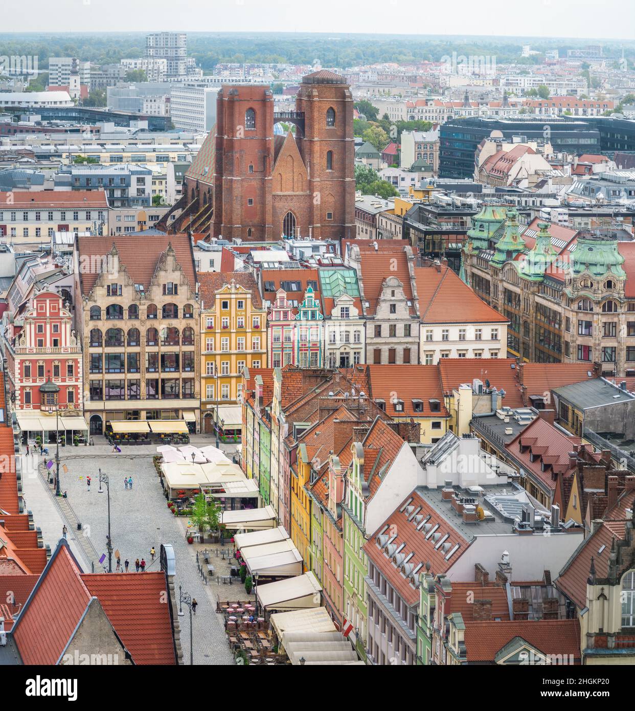 Vue aérienne de l'église Sainte-Marie-Madeleine et des bâtiments colorés de la place du marché - Wroclaw, Pologne Banque D'Images