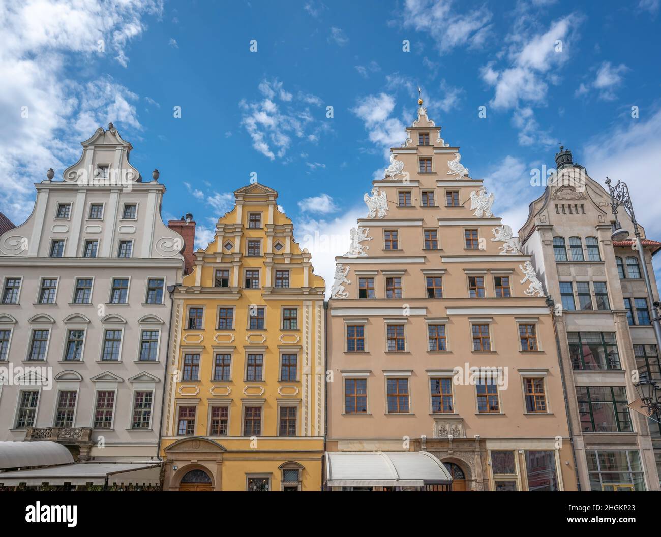 La ville colorée abrite des bâtiments sur la place du marché (place Rynek) - Wroclaw, Pologne Banque D'Images