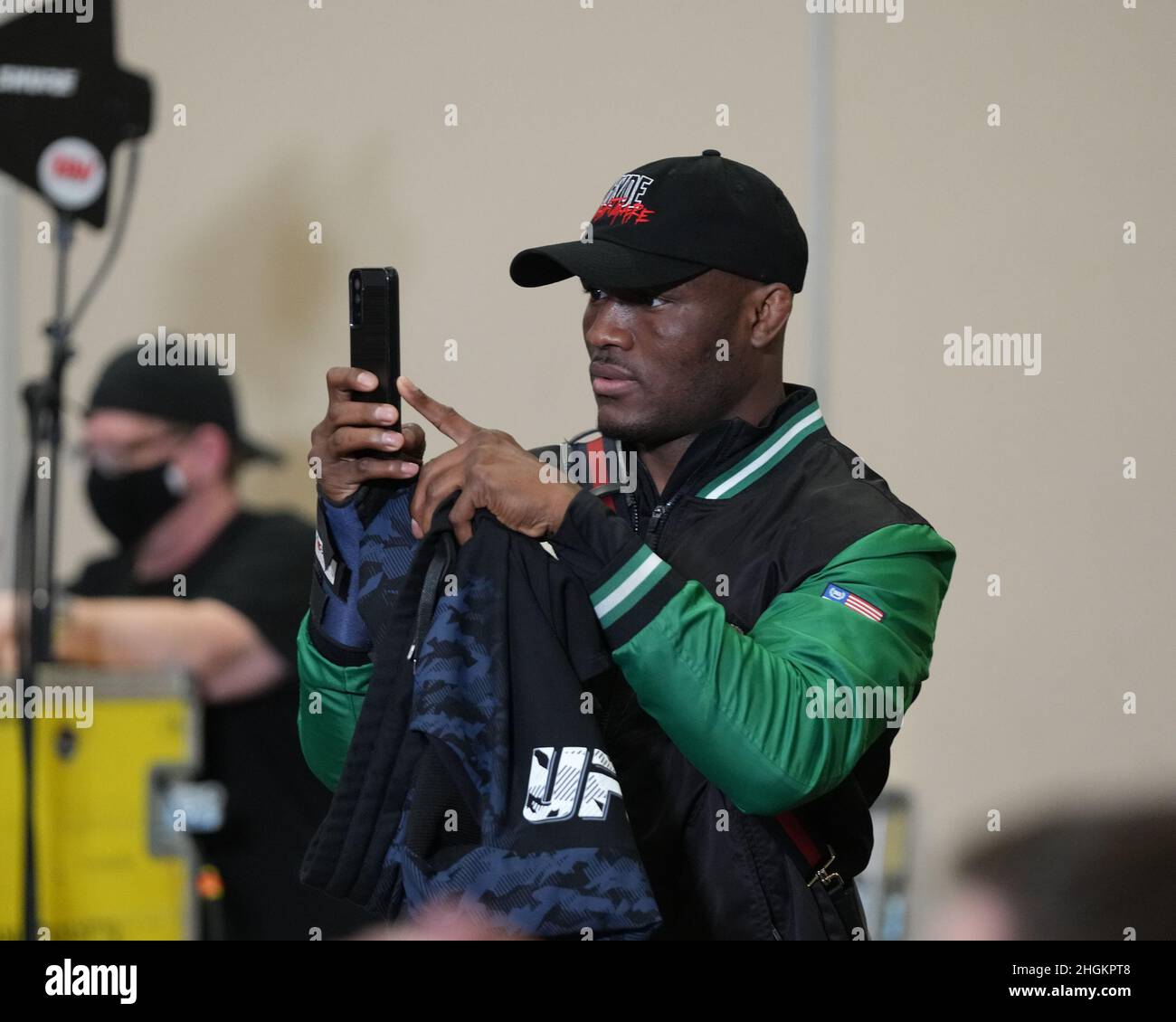 Anaheim, États-Unis.21st janvier 2022.ANAHEIM, CA - janvier 21: Kamaru Usman regarde Francis Ngannou sur la balance au Hilton Convention Center pour UFC270 - Ngannou vs Gane - pesée officielle le 21 janvier 2022 à Anaheim, Californie, États-Unis.(Photo de Louis Grasse/PxImages) crédit: PX Images/Alamy Live News Banque D'Images