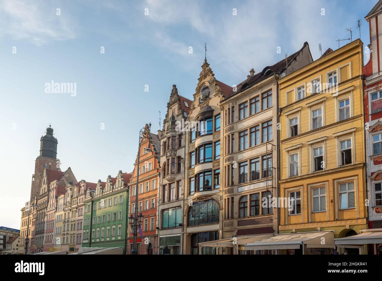 Place du marché, bâtiments colorés et tour de l'église St Elizabeth - Wroclaw, Pologne Banque D'Images
