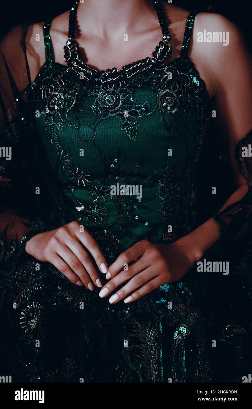 Élégante figure féminine habillée dans une robe de soirée vert vintage avec ornement rétro et séquence Banque D'Images