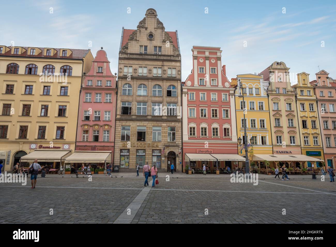 La ville colorée abrite des bâtiments et des restaurants sur la place du marché (place Rynek) - Wroclaw, Pologne Banque D'Images