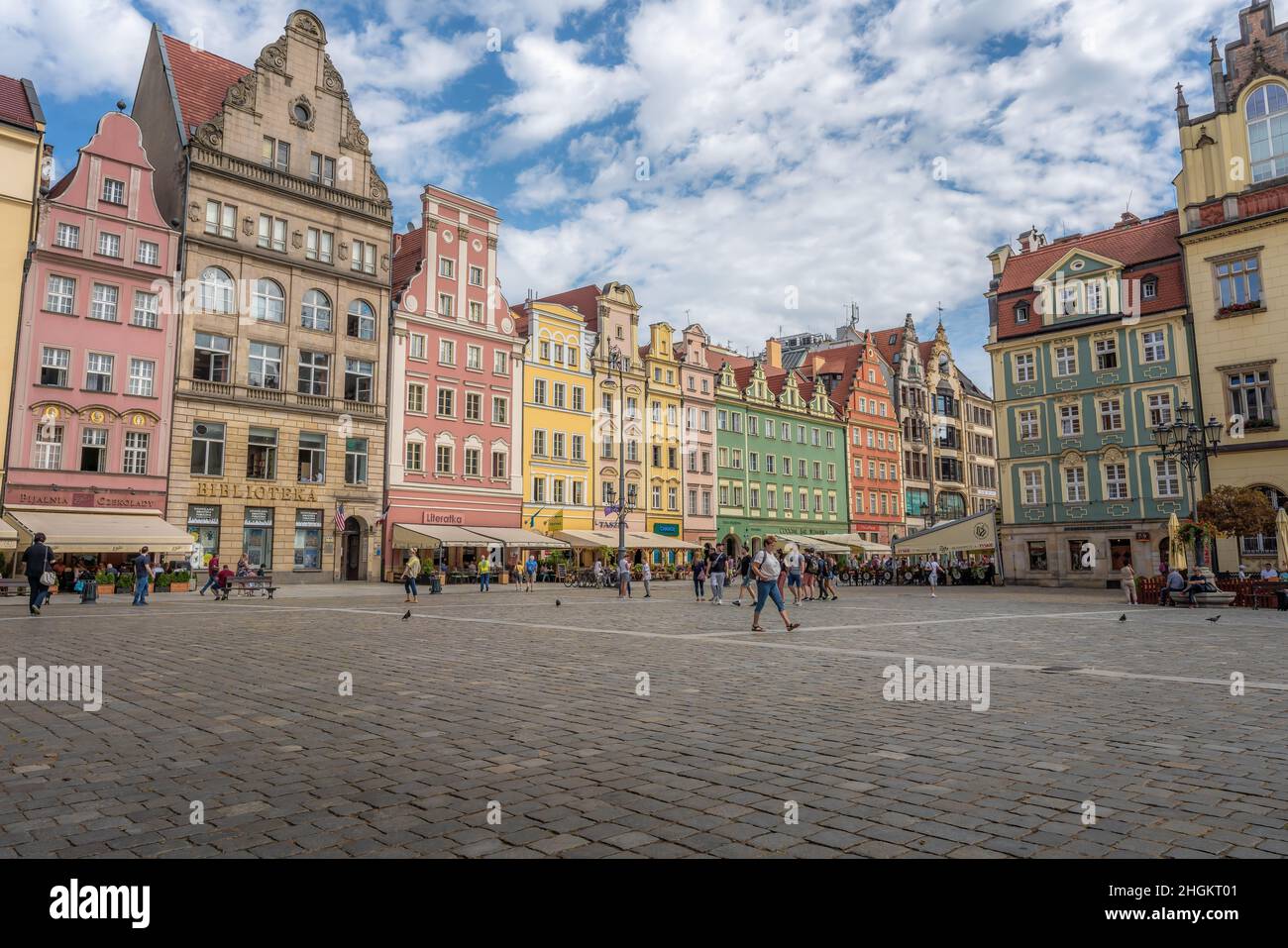 La ville colorée abrite des bâtiments et des restaurants sur la place du marché (place Rynek) - Wroclaw, Pologne Banque D'Images