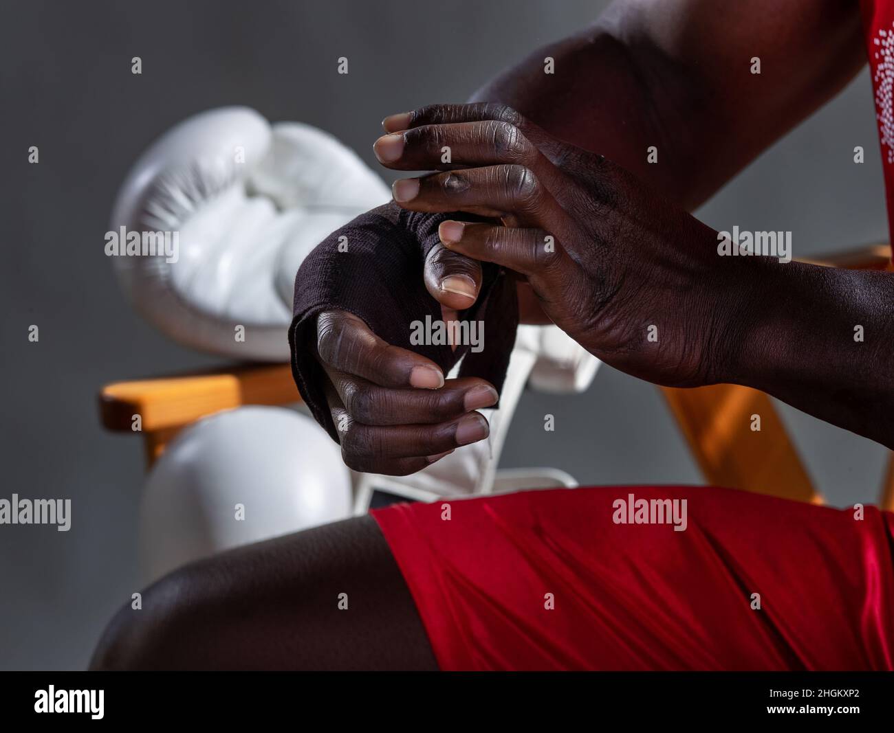Gros plan de l'emballage de main du boxeur avec le bandage tout en préparant un match. Banque D'Images
