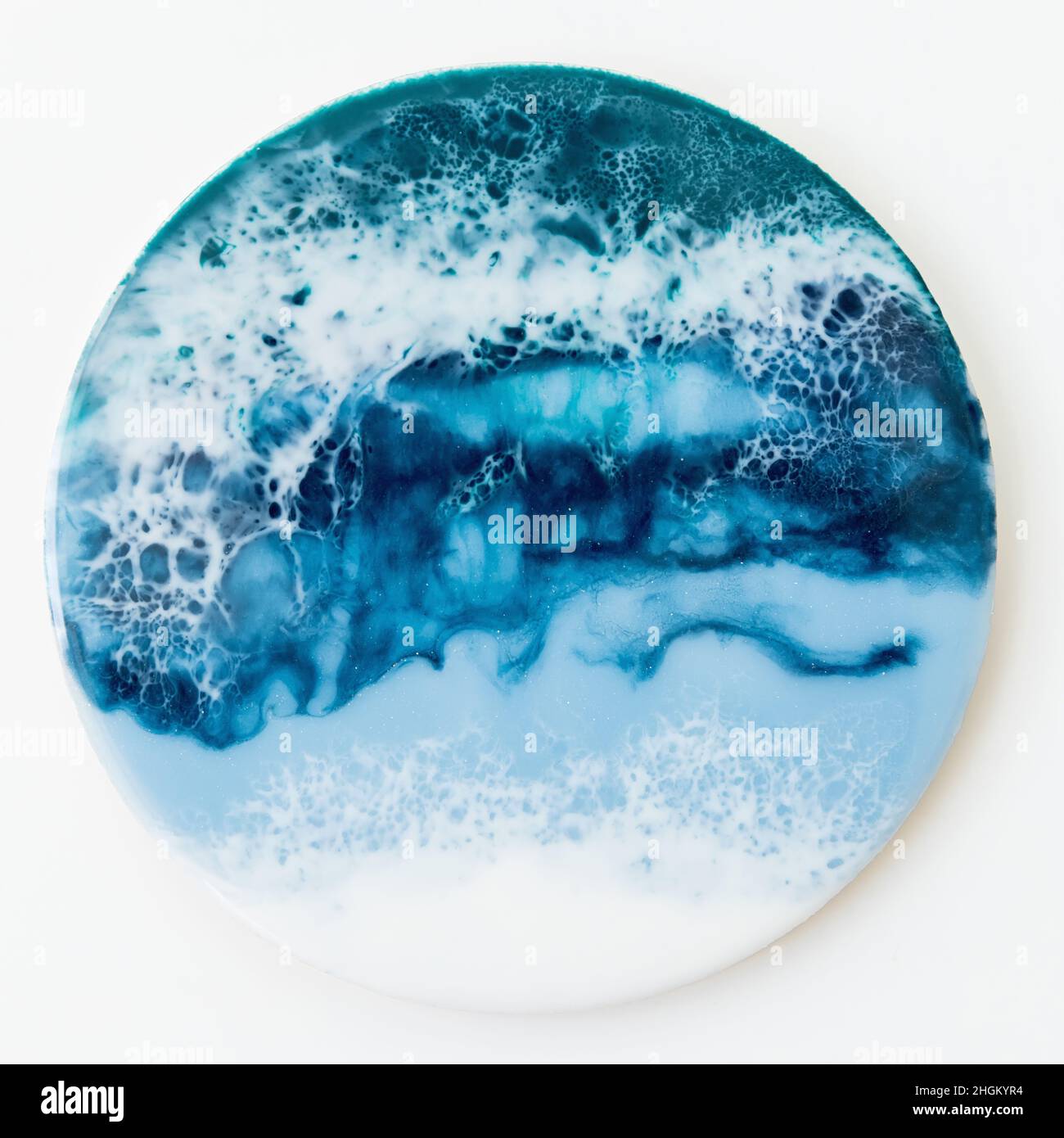 Art en résine avec des couleurs bleu vif sur fond blanc.Arrière-plan à effet époxy.Pose à plat Banque D'Images