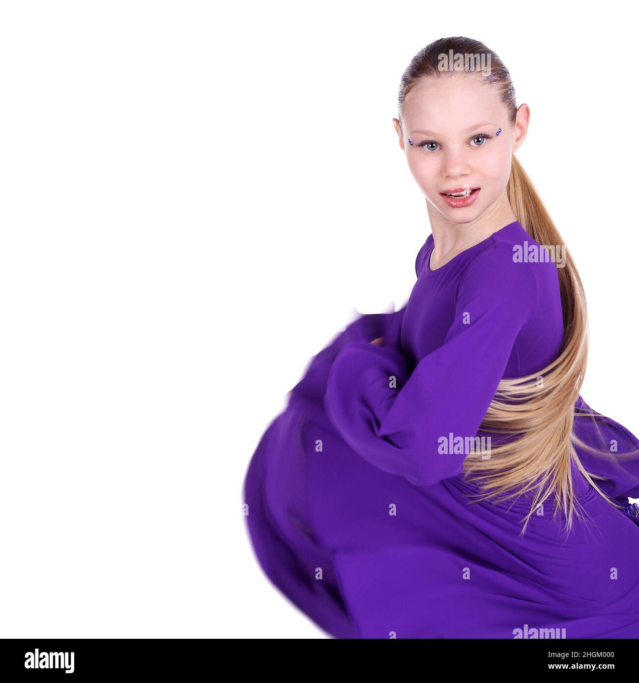 jolie petite fille dansant dans la robe violette Banque D'Images