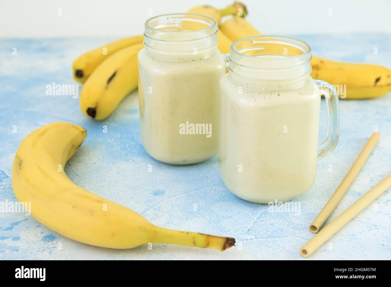 Smoothie banane aux fruits, nourriture végétarienne, régime et concept de santé Banque D'Images