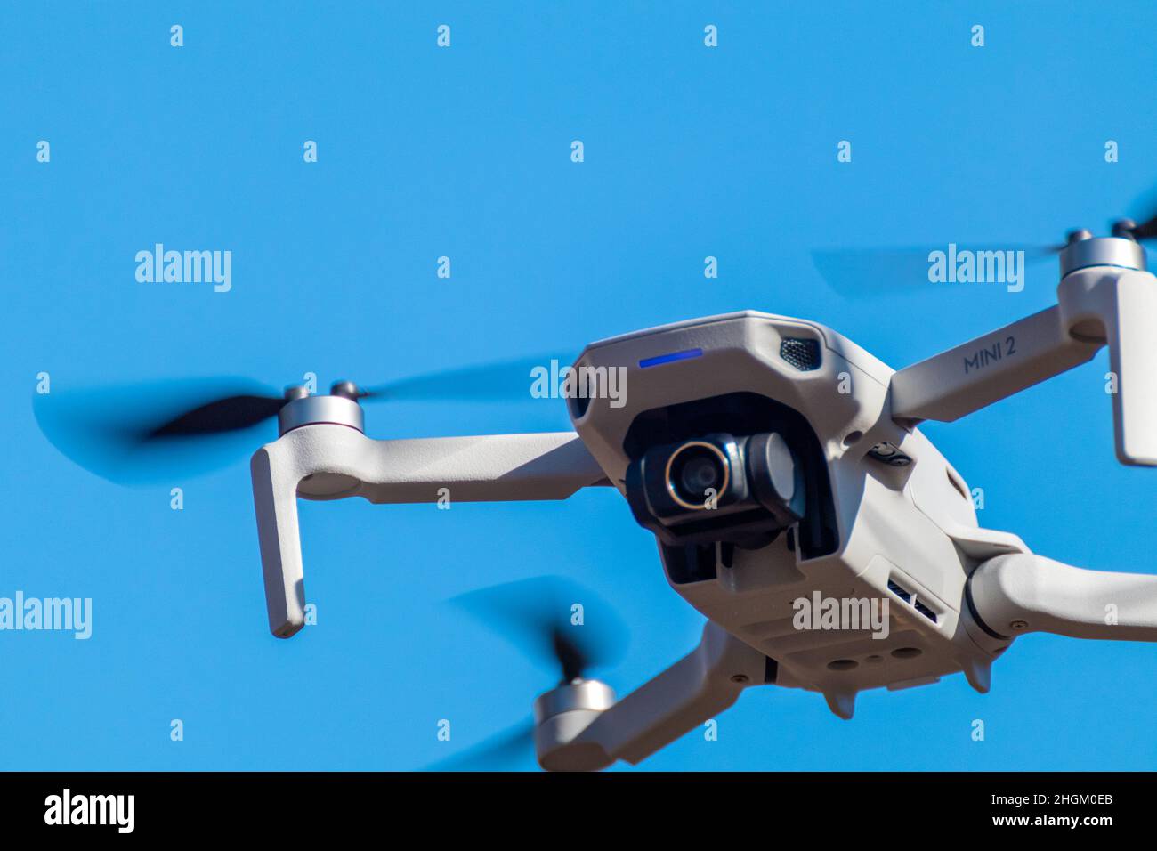 Kharkiv, Ukraine - 6 mars 2021: DJI Mavic Mini 2 drone vol gros plan avec filtre d'objectif de caméra activé.Nouveau dispositif de quadcopter pointant sur un ciel bleu clair Banque D'Images