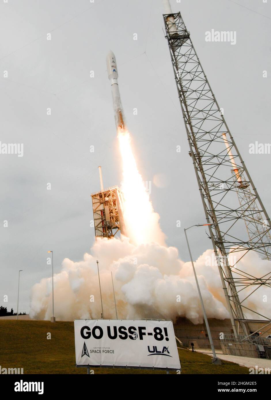 Cape Canaveral, États-Unis.21st janvier 2022.Une fusée United Launch Alliance Atlas 5 est lancée à partir du PAD 41 à la station de la Force spatiale du Cap Canaveral.La mission de l'USSF 8 transporte les cinquième et sixième satellites du programme de sensibilisation à la situation spatiale géosynchrone (SSAP) de la US Space Force, conçu pour aider l'armée à suivre et à observer les objets en orbite géosynchrone.(Photo de Paul Hennessy/SOPA Images/Sipa USA) crédit: SIPA USA/Alay Live News Banque D'Images