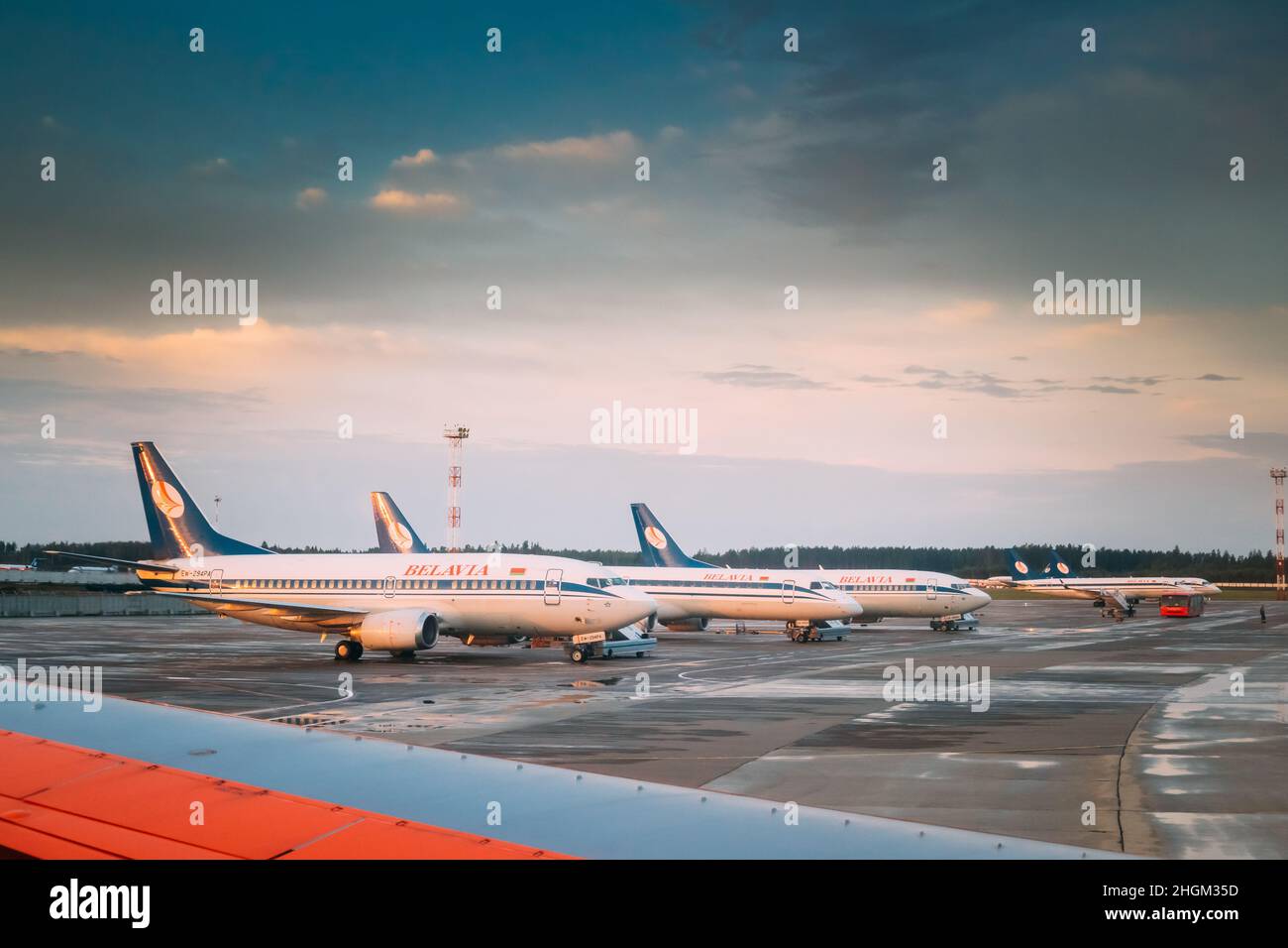 Minsk, Bélarus.Avions avions avions de compagnies aériennes Belavia Stand à l'aéroport national de Minsk - Minsk-2 terminal en automne Banque D'Images