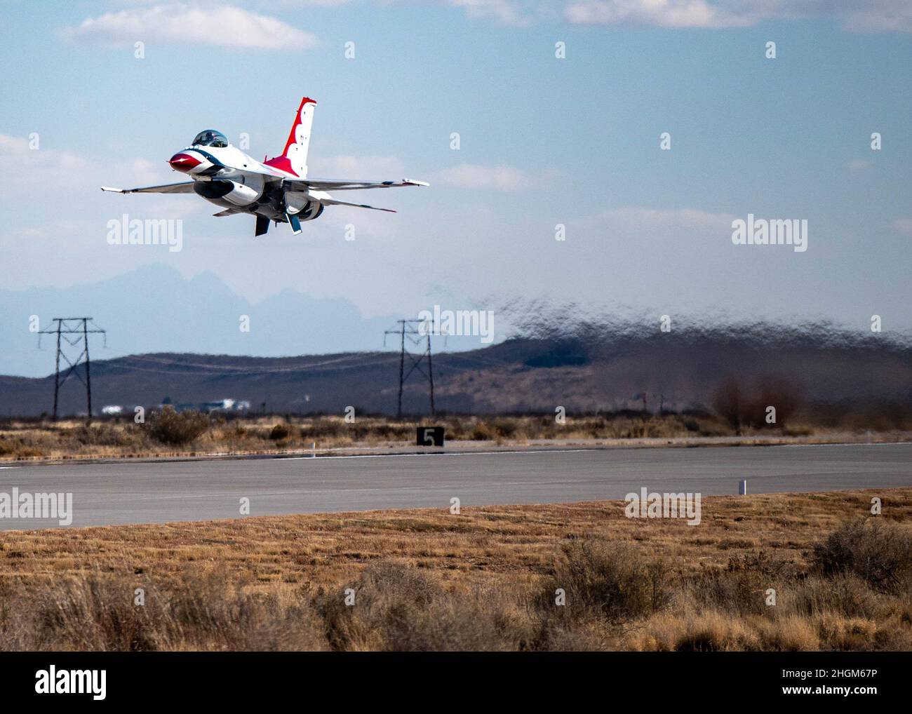 L'escadron de démonstration aérienne de la Force aérienne des États-Unis pratique les « Thunderbirds » lors du premier voyage d'entraînement d'hiver de l'équipe, le 20 janvier 2021, à Spaceport America, au Nouveau-Mexique.Ce voyage offre à l'équipe un mois de pratique du spectacle aérien dans différentes conditions et sur différents terrains.(É.-U.Photo de la Force aérienne par Tech.Sgt.Nicolas Myers) Banque D'Images