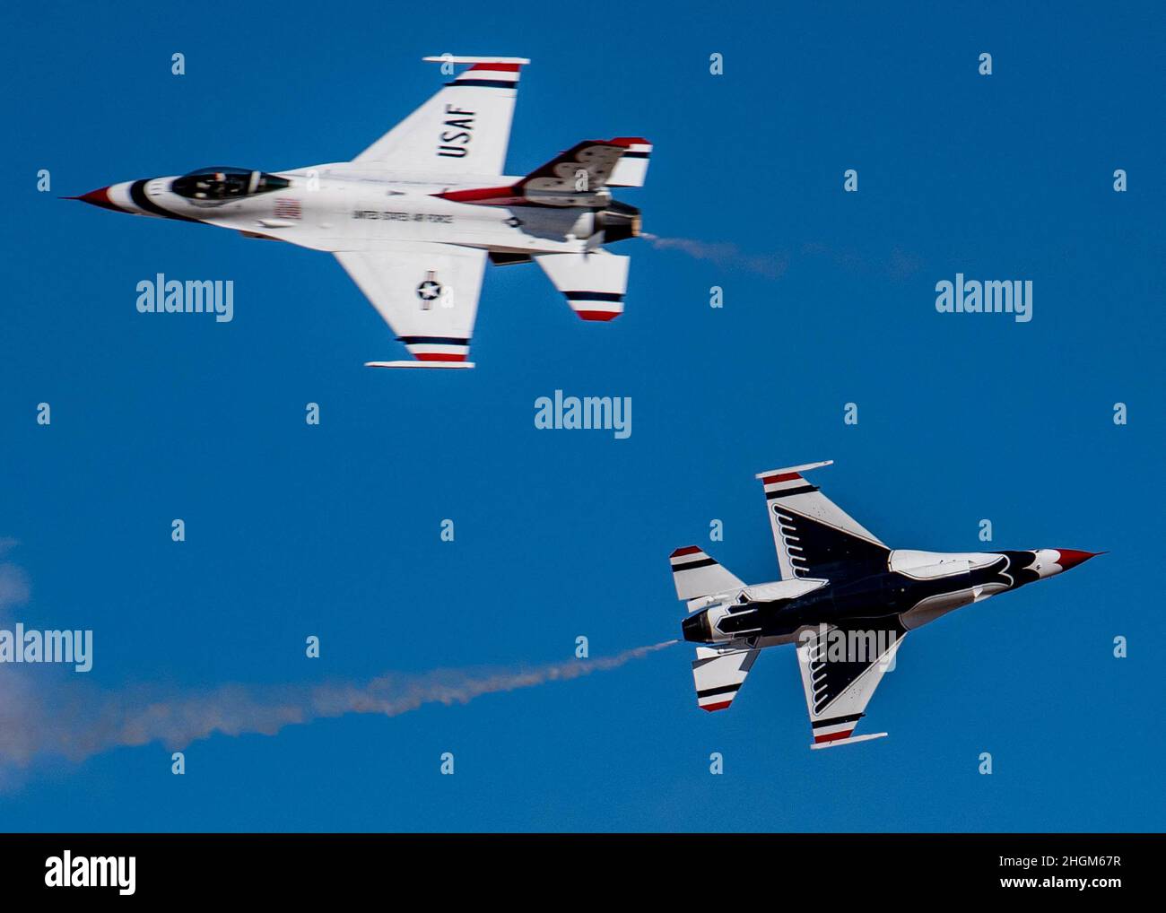 L'escadron de démonstration aérienne de la Force aérienne des États-Unis pratique les « Thunderbirds » lors du premier voyage d'entraînement d'hiver de l'équipe, le 20 janvier 2021, à Spaceport America, au Nouveau-Mexique.Ce voyage offre à l'équipe un mois de pratique du spectacle aérien dans différentes conditions et sur différents terrains.(É.-U.Photo de la Force aérienne par Tech.Sgt.Nicolas Myers) Banque D'Images