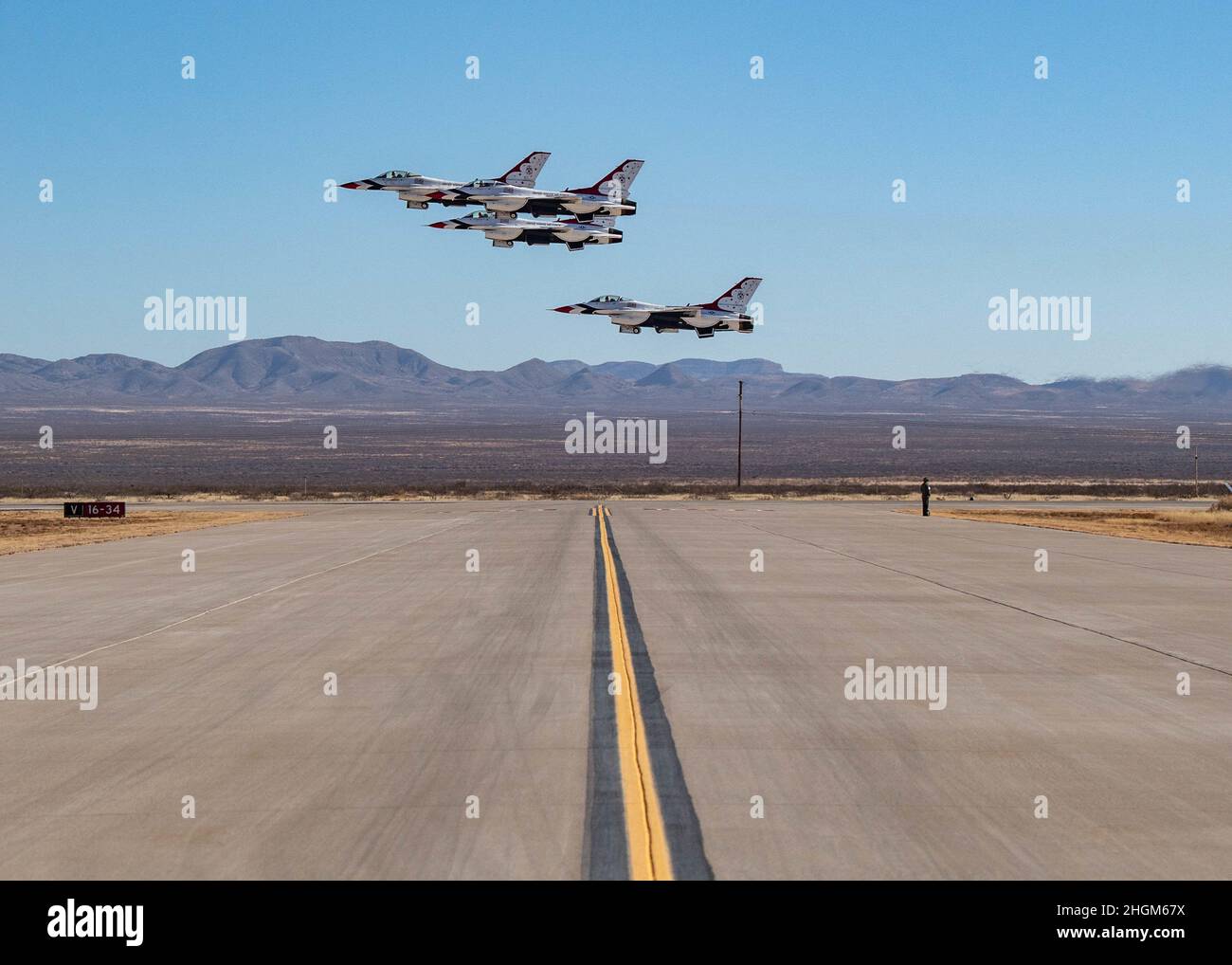 L'escadron de démonstration aérienne de la Force aérienne des États-Unis pratique les « Thunderbirds » lors du premier voyage d'entraînement d'hiver de l'équipe, le 20 janvier 2021, à Spaceport America, au Nouveau-Mexique.Ce voyage offre à l'équipe un mois de pratique du spectacle aérien dans différentes conditions et sur différents terrains.(É.-U.Photo de la Force aérienne par Tech.Sgt.Nicolas Myers) Banque D'Images