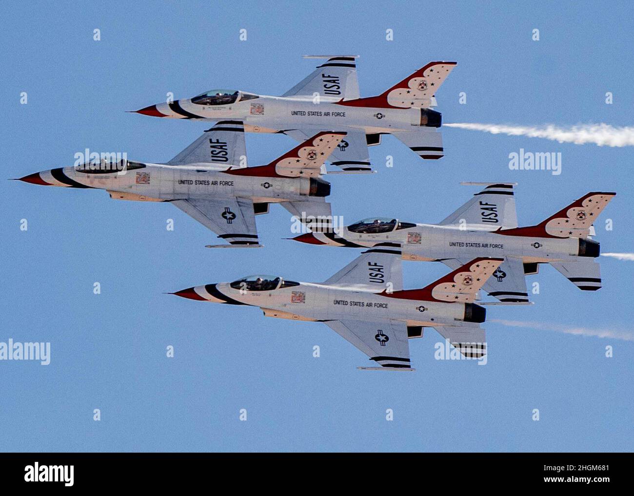L'escadron de démonstration aérienne de la Force aérienne des États-Unis pratique les « Thunderbirds » lors du premier voyage d'entraînement d'hiver de l'équipe, le 20 janvier 2021, à Spaceport America, au Nouveau-Mexique.Ce voyage offre à l'équipe un mois de pratique du spectacle aérien dans différentes conditions et sur différents terrains.(É.-U.Photo de la Force aérienne par Tech.Sgt.Nicolas Myers) Banque D'Images