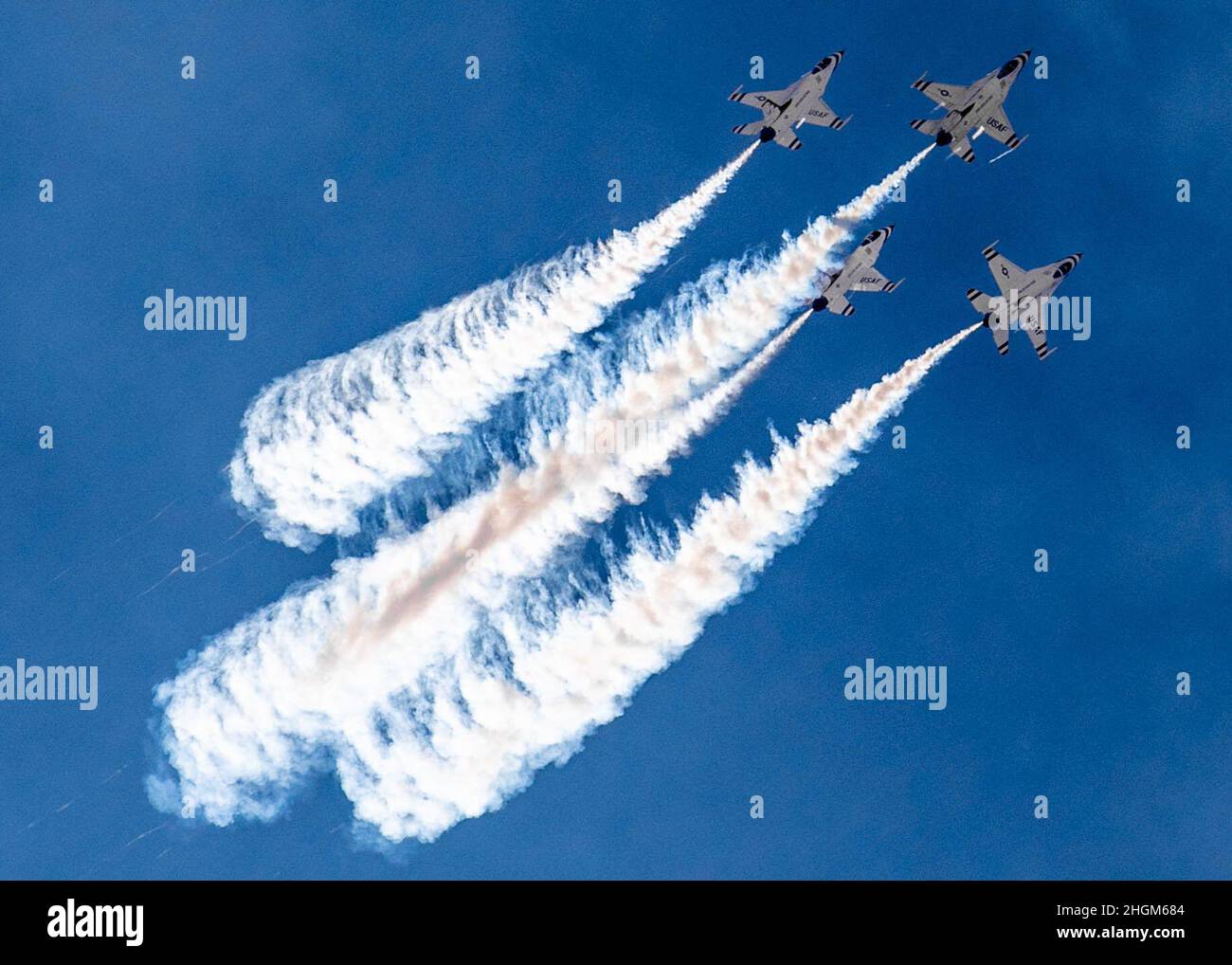 L'escadron de démonstration aérienne de la Force aérienne des États-Unis pratique les « Thunderbirds » lors du premier voyage d'entraînement d'hiver de l'équipe, le 20 janvier 2021, à Spaceport America, au Nouveau-Mexique.Ce voyage offre à l'équipe un mois de pratique du spectacle aérien dans différentes conditions et sur différents terrains.(É.-U.Photo de la Force aérienne par Tech.Sgt.Nicolas Myers) Banque D'Images