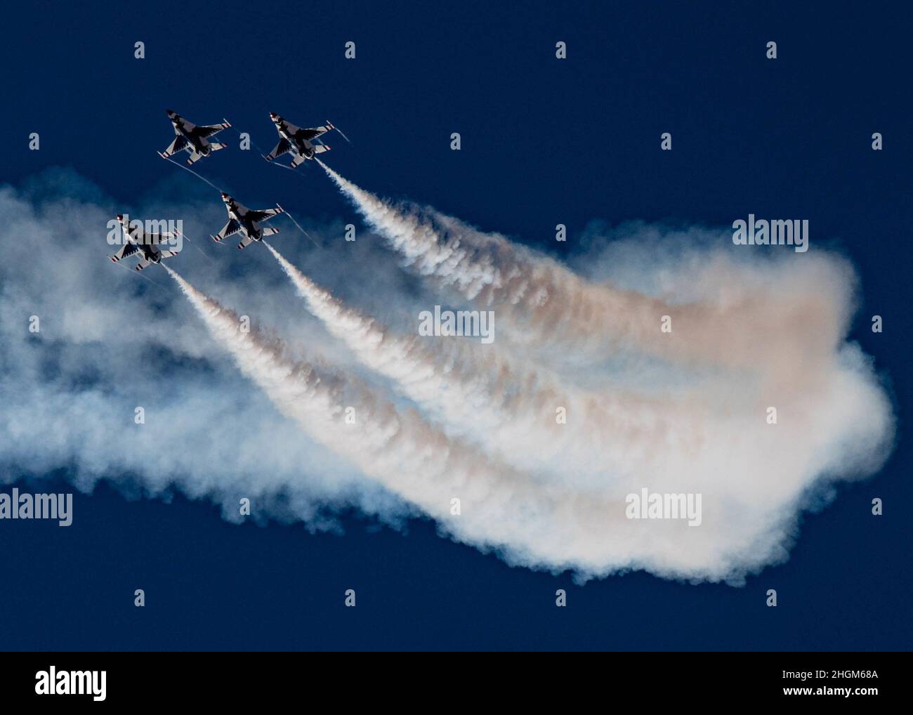 L'escadron de démonstration aérienne de la Force aérienne des États-Unis pratique les « Thunderbirds » lors du premier voyage d'entraînement d'hiver de l'équipe, le 20 janvier 2021, à Spaceport America, au Nouveau-Mexique.Ce voyage offre à l'équipe un mois de pratique du spectacle aérien dans différentes conditions et sur différents terrains.(É.-U.Photo de la Force aérienne par Tech.Sgt.Nicolas Myers) Banque D'Images