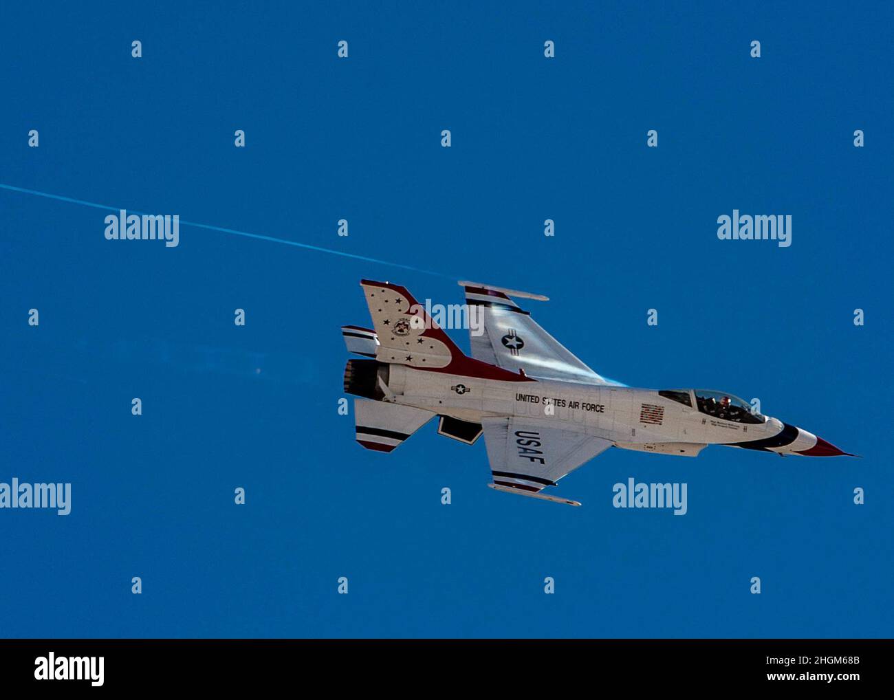 L'escadron de démonstration aérienne de la Force aérienne des États-Unis pratique les « Thunderbirds » lors du premier voyage d'entraînement d'hiver de l'équipe, le 20 janvier 2021, à Spaceport America, au Nouveau-Mexique.Ce voyage offre à l'équipe un mois de pratique du spectacle aérien dans différentes conditions et sur différents terrains.(É.-U.Photo de la Force aérienne par Tech.Sgt.Nicolas Myers) Banque D'Images