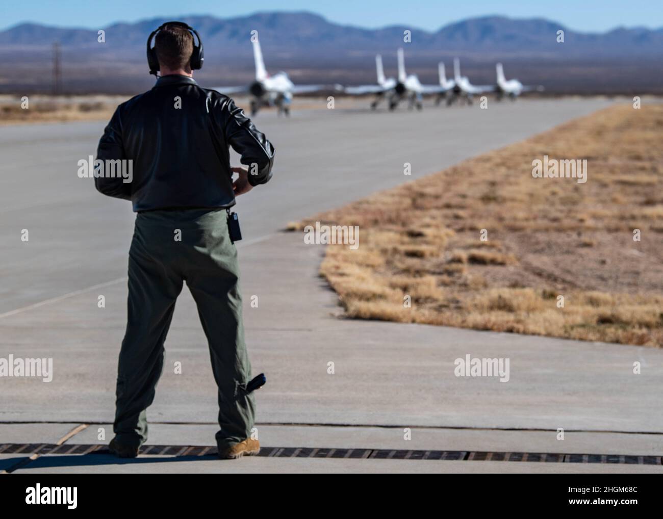 L'escadron de démonstration aérienne de la Force aérienne des États-Unis pratique les « Thunderbirds » lors du premier voyage d'entraînement d'hiver de l'équipe, le 20 janvier 2021, à Spaceport America, au Nouveau-Mexique.Ce voyage offre à l'équipe un mois de pratique du spectacle aérien dans différentes conditions et sur différents terrains.(É.-U.Photo de la Force aérienne par Tech.Sgt.Nicolas Myers) Banque D'Images