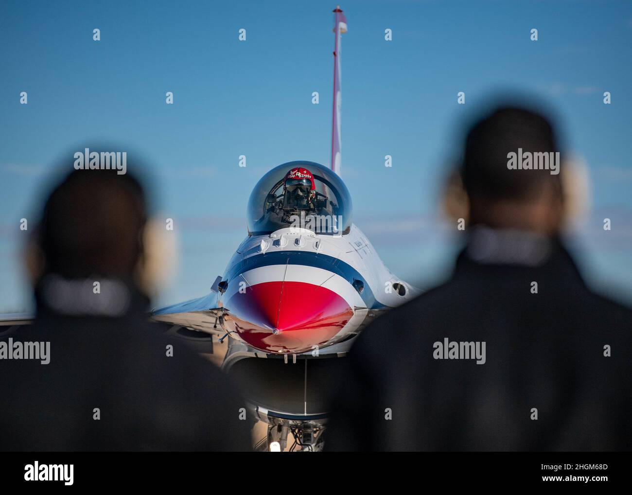 L'escadron de démonstration aérienne de la Force aérienne des États-Unis pratique les « Thunderbirds » lors du premier voyage d'entraînement d'hiver de l'équipe, le 20 janvier 2021, à Spaceport America, au Nouveau-Mexique.Ce voyage offre à l'équipe un mois de pratique du spectacle aérien dans différentes conditions et sur différents terrains.(É.-U.Photo de la Force aérienne par Tech.Sgt.Nicolas Myers) Banque D'Images