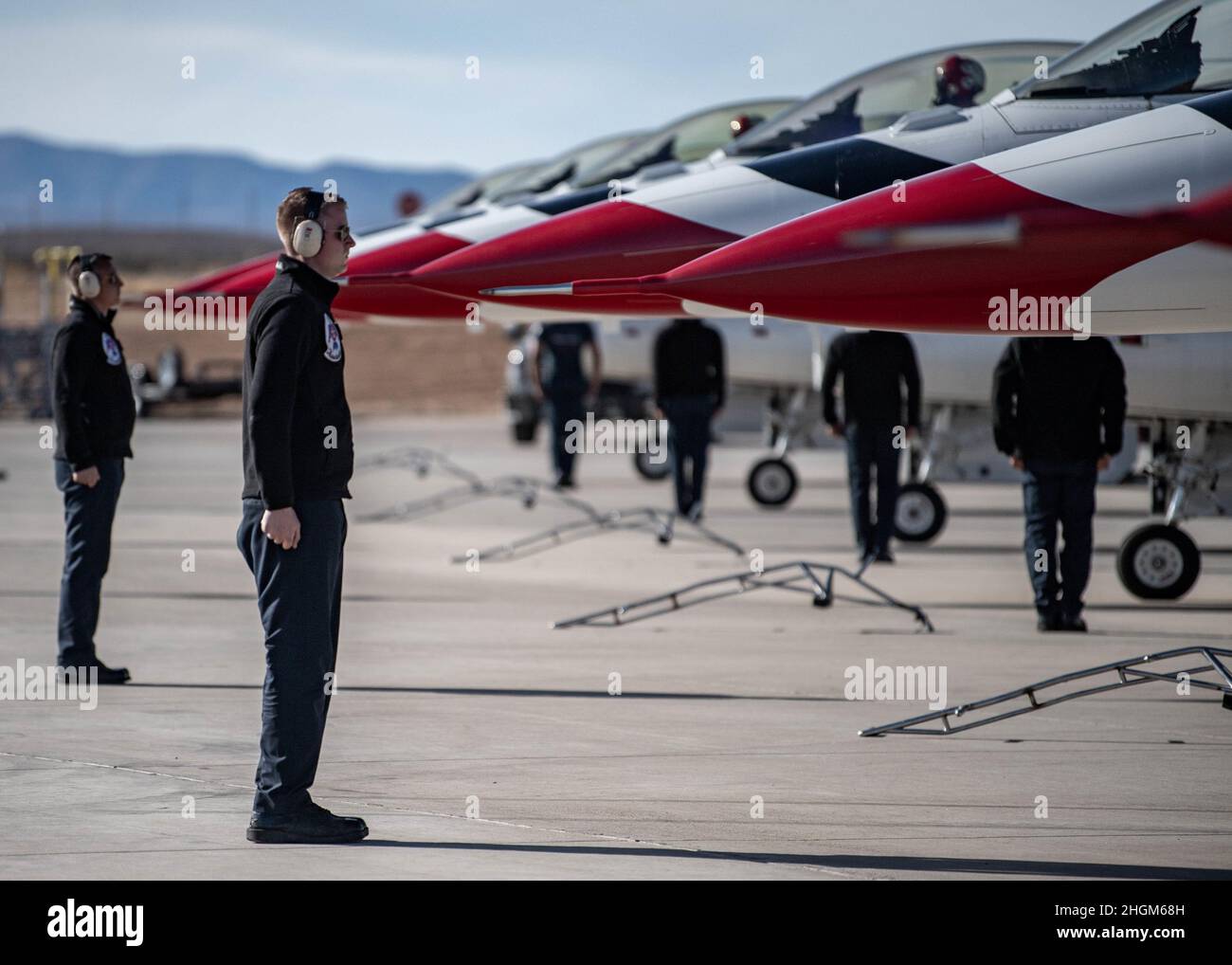 L'escadron de démonstration aérienne de la Force aérienne des États-Unis pratique les « Thunderbirds » lors du premier voyage d'entraînement d'hiver de l'équipe, le 20 janvier 2021, à Spaceport America, au Nouveau-Mexique.Ce voyage offre à l'équipe un mois de pratique du spectacle aérien dans différentes conditions et sur différents terrains.(É.-U.Photo de la Force aérienne par Tech.Sgt.Nicolas Myers) Banque D'Images