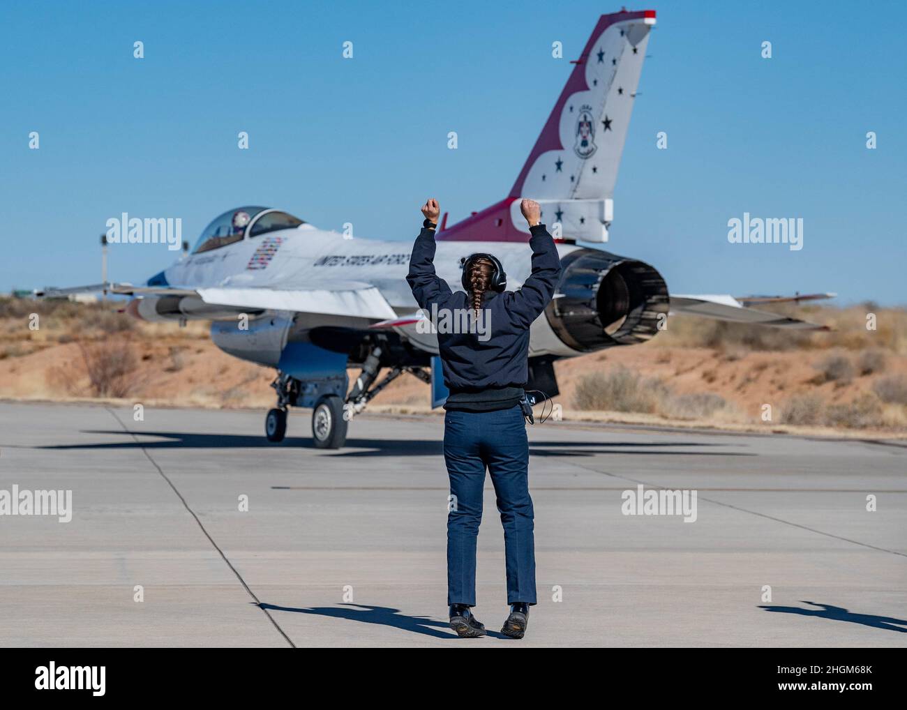 L'escadron de démonstration aérienne de la Force aérienne des États-Unis pratique les « Thunderbirds » lors du premier voyage d'entraînement d'hiver de l'équipe, le 20 janvier 2021, à Spaceport America, au Nouveau-Mexique.Ce voyage offre à l'équipe un mois de pratique du spectacle aérien dans différentes conditions et sur différents terrains.(É.-U.Photo de la Force aérienne par Tech.Sgt.Nicolas Myers) Banque D'Images