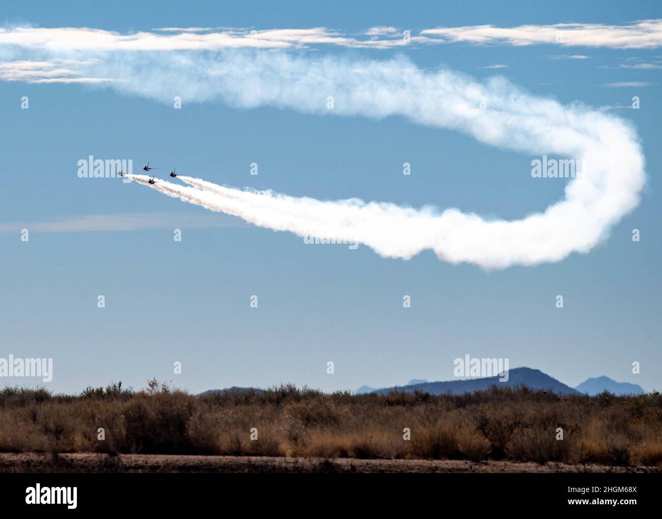 L'escadron de démonstration aérienne de la Force aérienne des États-Unis pratique les « Thunderbirds » lors du premier voyage d'entraînement d'hiver de l'équipe, le 20 janvier 2021, à Spaceport America, au Nouveau-Mexique.Ce voyage offre à l'équipe un mois de pratique du spectacle aérien dans différentes conditions et sur différents terrains.(É.-U.Photo de la Force aérienne par Tech.Sgt.Nicolas Myers) Banque D'Images