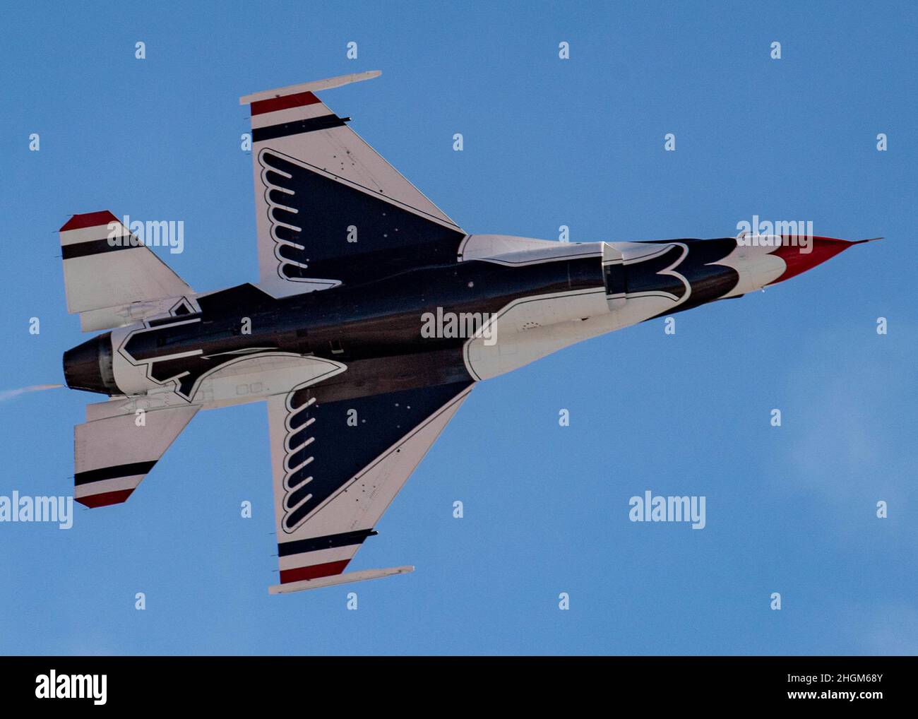 L'escadron de démonstration aérienne de la Force aérienne des États-Unis pratique les « Thunderbirds » lors du premier voyage d'entraînement d'hiver de l'équipe, le 20 janvier 2021, à Spaceport America, au Nouveau-Mexique.Ce voyage offre à l'équipe un mois de pratique du spectacle aérien dans différentes conditions et sur différents terrains.(É.-U.Photo de la Force aérienne par Tech.Sgt.Nicolas Myers) Banque D'Images