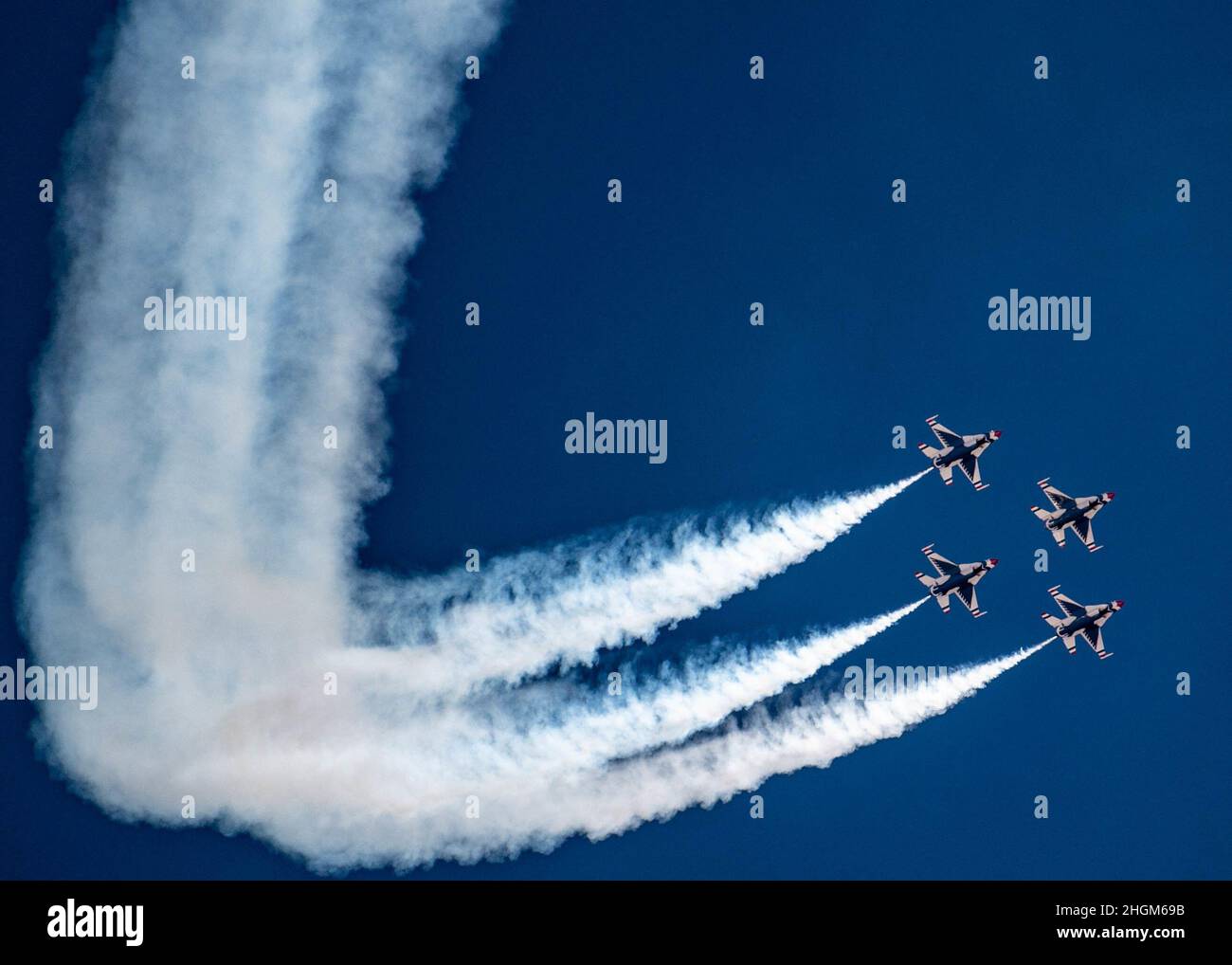 L'escadron de démonstration aérienne de la Force aérienne des États-Unis pratique les « Thunderbirds » lors du premier voyage d'entraînement d'hiver de l'équipe, le 20 janvier 2021, à Spaceport America, au Nouveau-Mexique.Ce voyage offre à l'équipe un mois de pratique du spectacle aérien dans différentes conditions et sur différents terrains.(É.-U.Photo de la Force aérienne par Tech.Sgt.Nicolas Myers) Banque D'Images