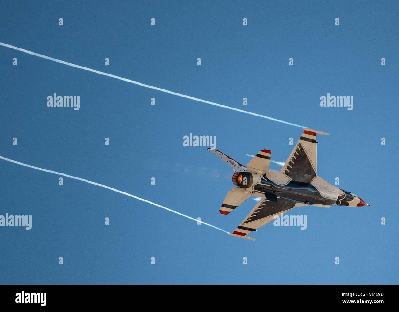 L'escadron de démonstration aérienne de la Force aérienne des États-Unis pratique les « Thunderbirds » lors du premier voyage d'entraînement d'hiver de l'équipe, le 20 janvier 2021, à Spaceport America, au Nouveau-Mexique.Ce voyage offre à l'équipe un mois de pratique du spectacle aérien dans différentes conditions et sur différents terrains.(É.-U.Photo de la Force aérienne par Tech.Sgt.Nicolas Myers) Banque D'Images