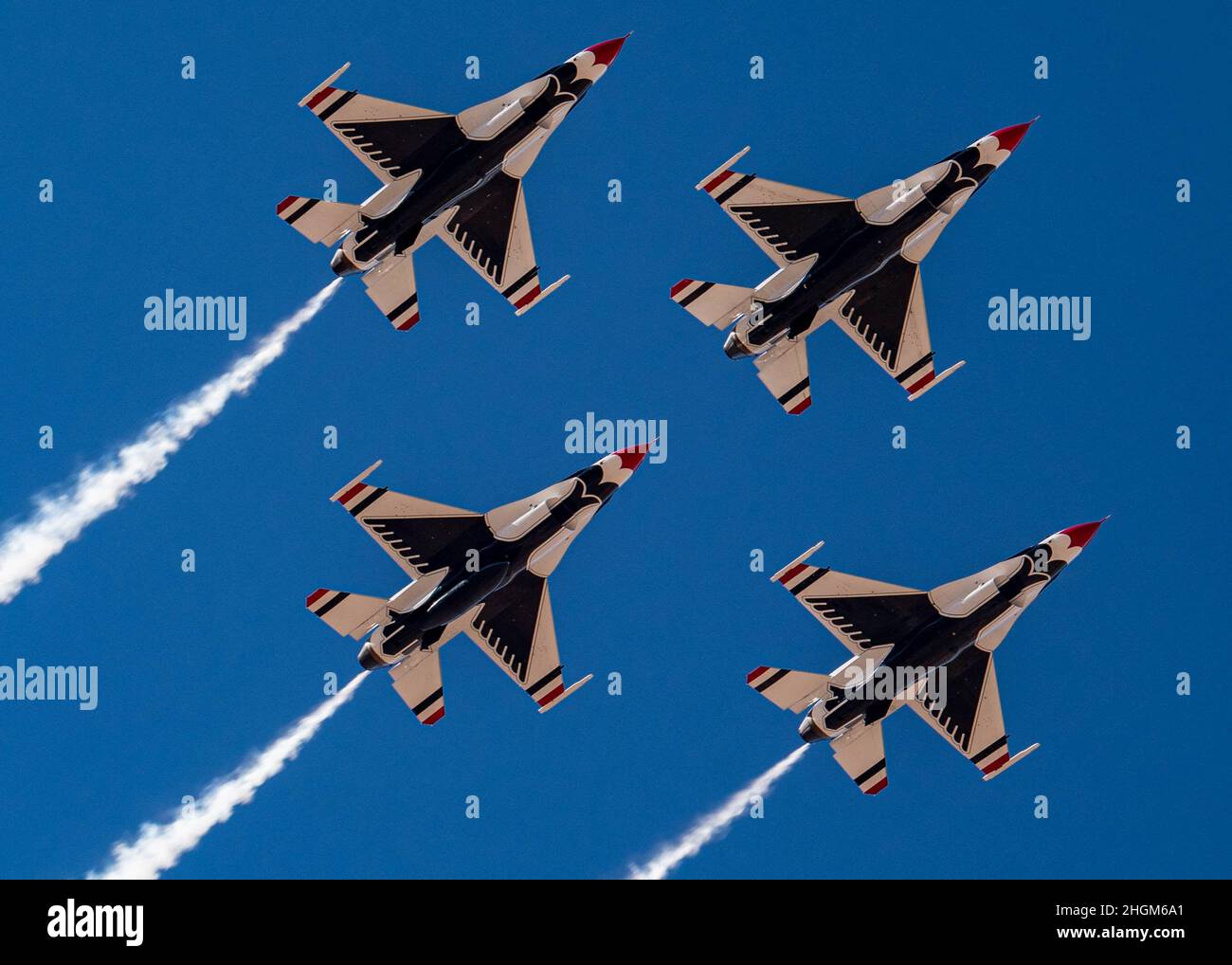 L'escadron de démonstration aérienne de la Force aérienne des États-Unis pratique les « Thunderbirds » lors du premier voyage d'entraînement d'hiver de l'équipe, le 20 janvier 2021, à Spaceport America, au Nouveau-Mexique.Ce voyage offre à l'équipe un mois de pratique du spectacle aérien dans différentes conditions et sur différents terrains.(É.-U.Photo de la Force aérienne par Tech.Sgt.Nicolas Myers) Banque D'Images