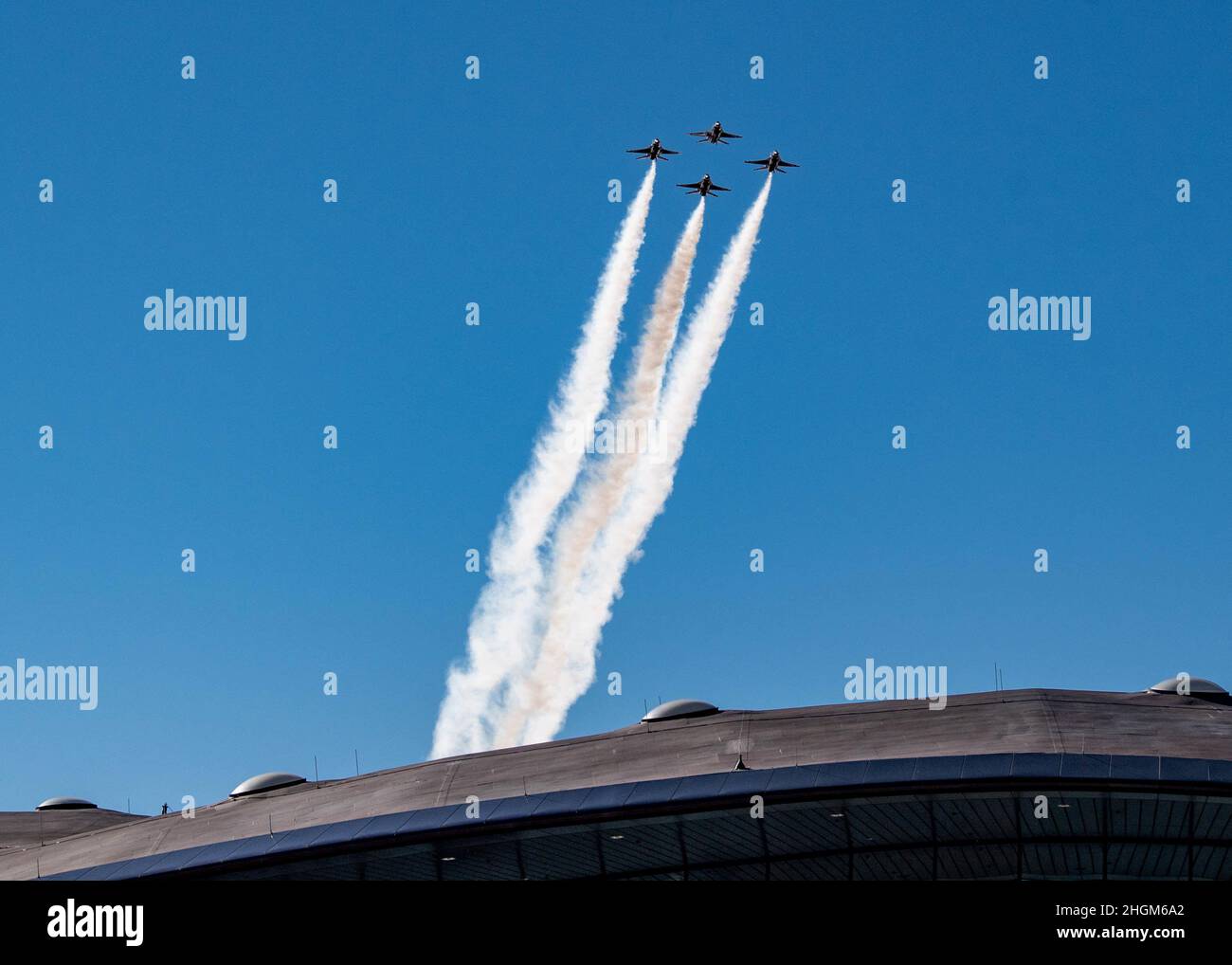 L'escadron de démonstration aérienne de la Force aérienne des États-Unis pratique les « Thunderbirds » lors du premier voyage d'entraînement d'hiver de l'équipe, le 20 janvier 2021, à Spaceport America, au Nouveau-Mexique.Ce voyage offre à l'équipe un mois de pratique du spectacle aérien dans différentes conditions et sur différents terrains.(É.-U.Photo de la Force aérienne par Tech.Sgt.Nicolas Myers) Banque D'Images