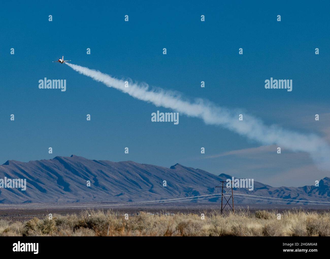 L'escadron de démonstration aérienne de la Force aérienne des États-Unis pratique les « Thunderbirds » lors du premier voyage d'entraînement d'hiver de l'équipe, le 20 janvier 2021, à Spaceport America, au Nouveau-Mexique.Ce voyage offre à l'équipe un mois de pratique du spectacle aérien dans différentes conditions et sur différents terrains.(É.-U.Photo de la Force aérienne par Tech.Sgt.Nicolas Myers) Banque D'Images